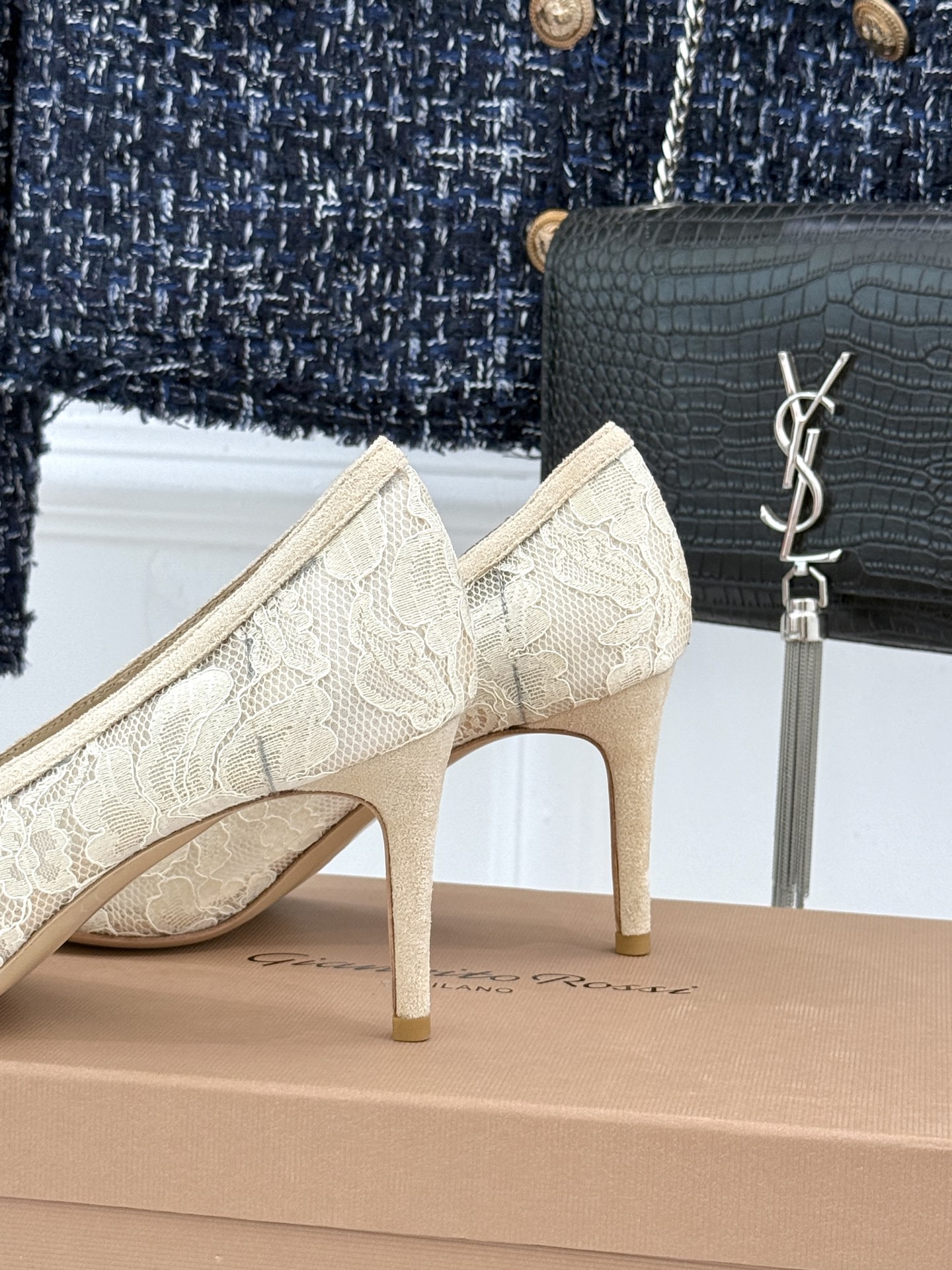 Gianvito Rossi26WF新品蕾丝尖头单鞋将浪漫蕾丝与利落尖头相融打造兼具优雅与气场的经典单鞋