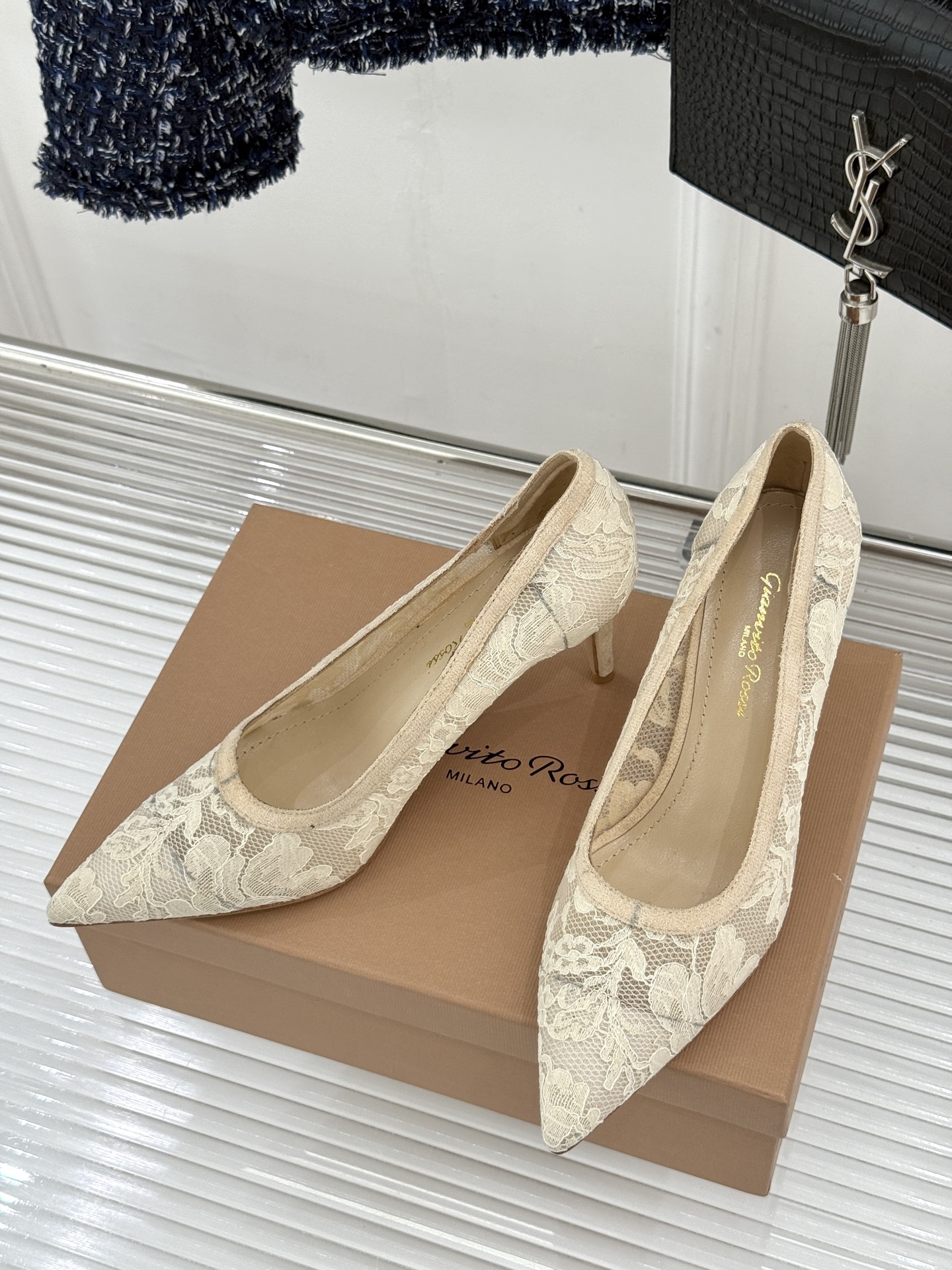 Gianvito Rossi26WF新品蕾丝尖头单鞋将浪漫蕾丝与利落尖头相融打造兼具优雅与气场的经典单鞋