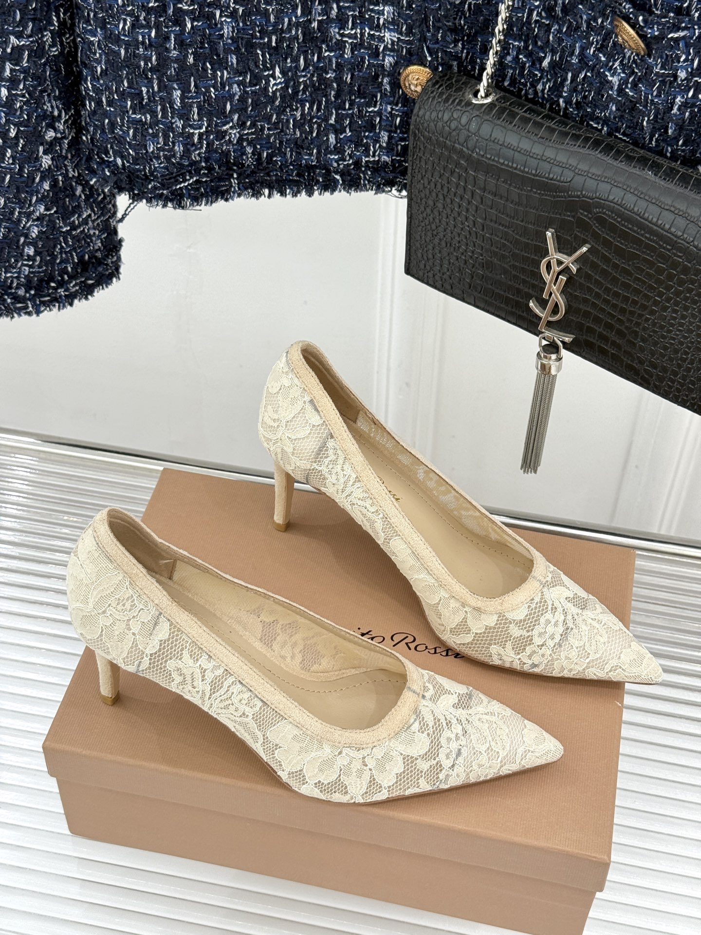 Gianvito Rossi26WF新品蕾丝尖头单鞋将浪漫蕾丝与利落尖头相融打造兼具优雅与气场的经典单鞋