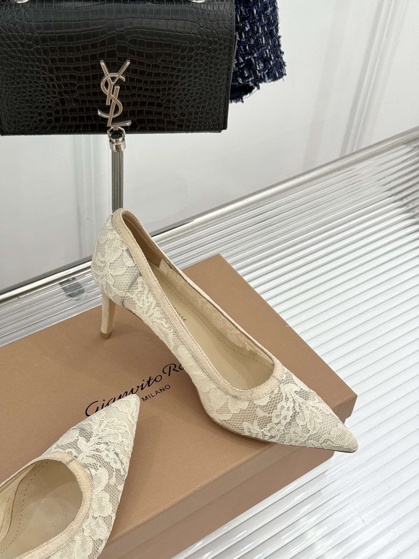 Gianvito Rossi26WF新品蕾丝尖头单鞋将浪漫蕾丝与利落尖头相融打造兼具优雅与气场的经典单鞋