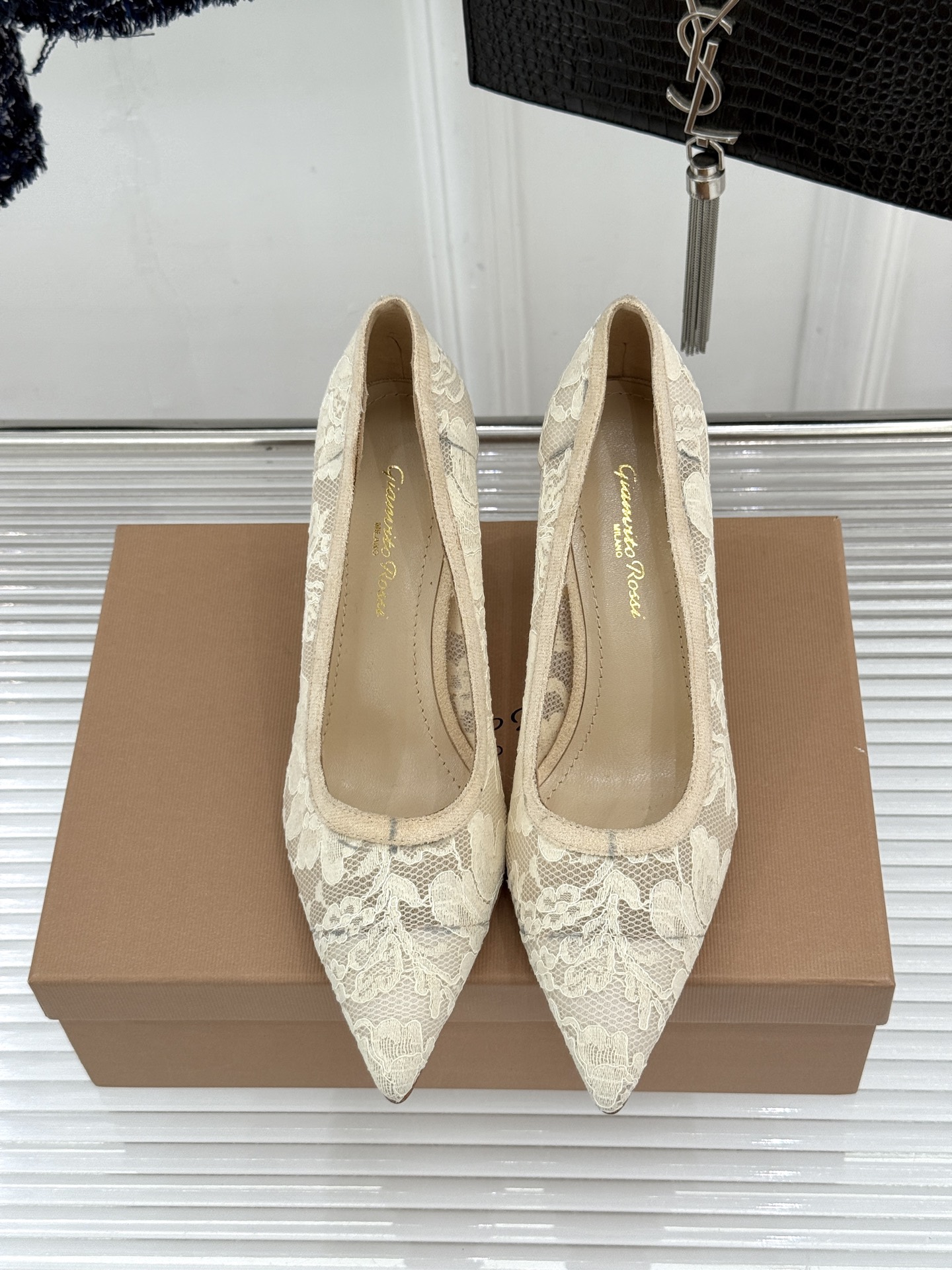 Gianvito Rossi26WF新品蕾丝尖头单鞋将浪漫蕾丝与利落尖头相融打造兼具优雅与气场的经典单鞋