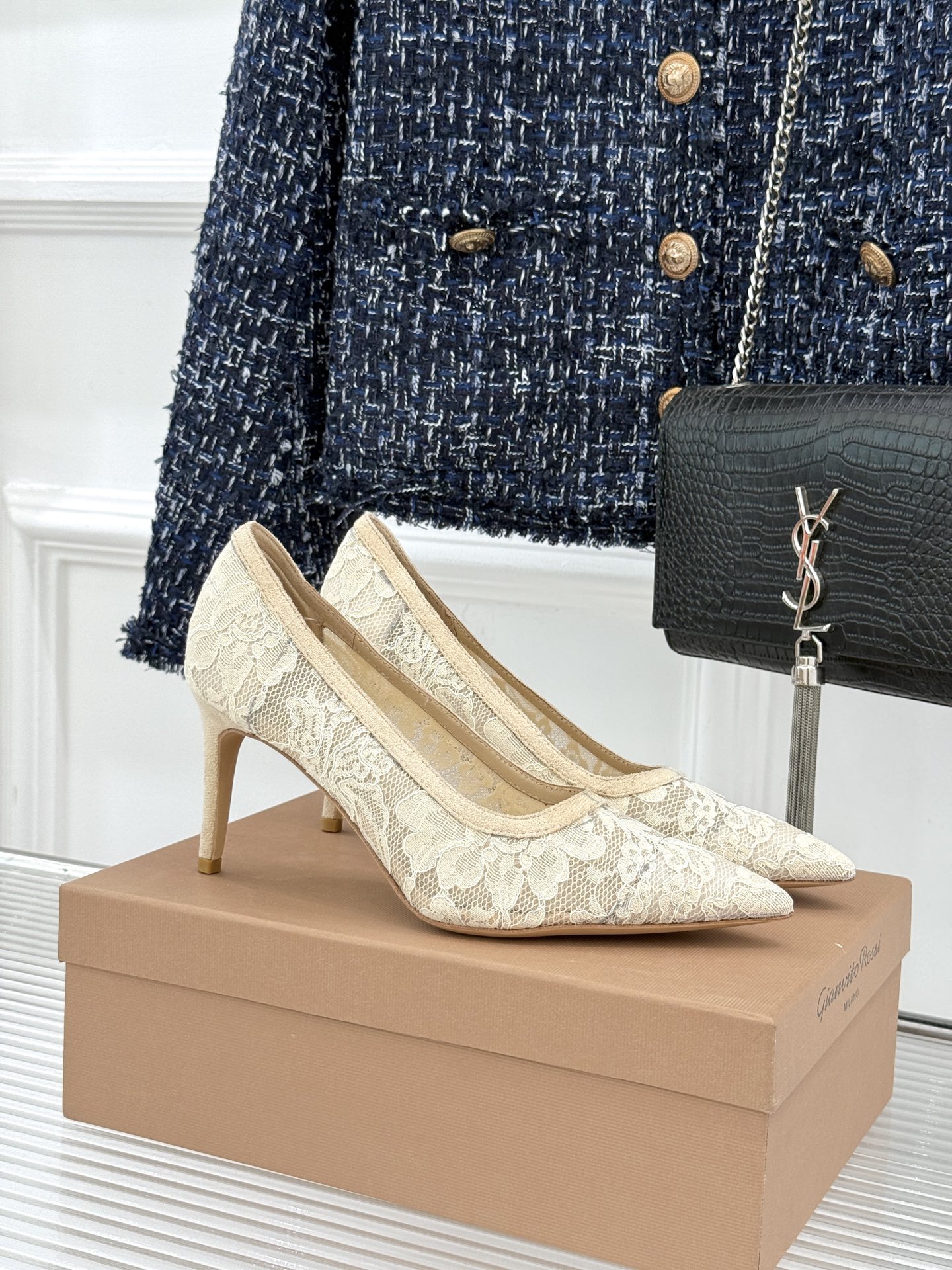 Gianvito Rossi26WF新品蕾丝尖头单鞋将浪漫蕾丝与利落尖头相融打造兼具优雅与气场的经典单鞋