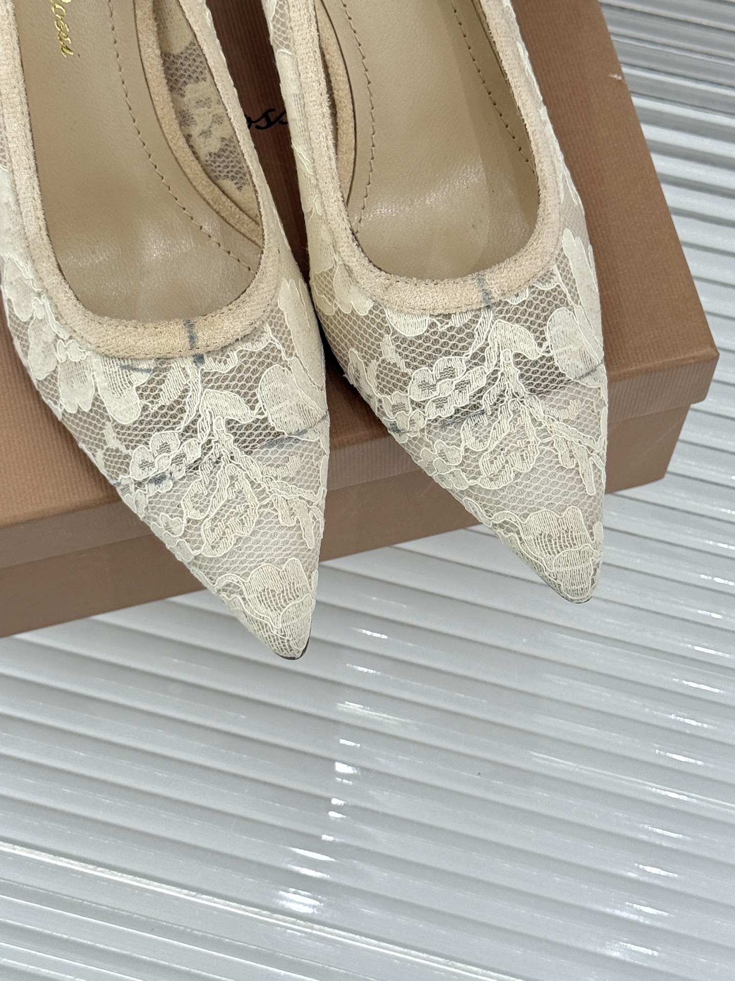 Gianvito Rossi26WF新品蕾丝尖头单鞋将浪漫蕾丝与利落尖头相融打造兼具优雅与气场的经典单鞋