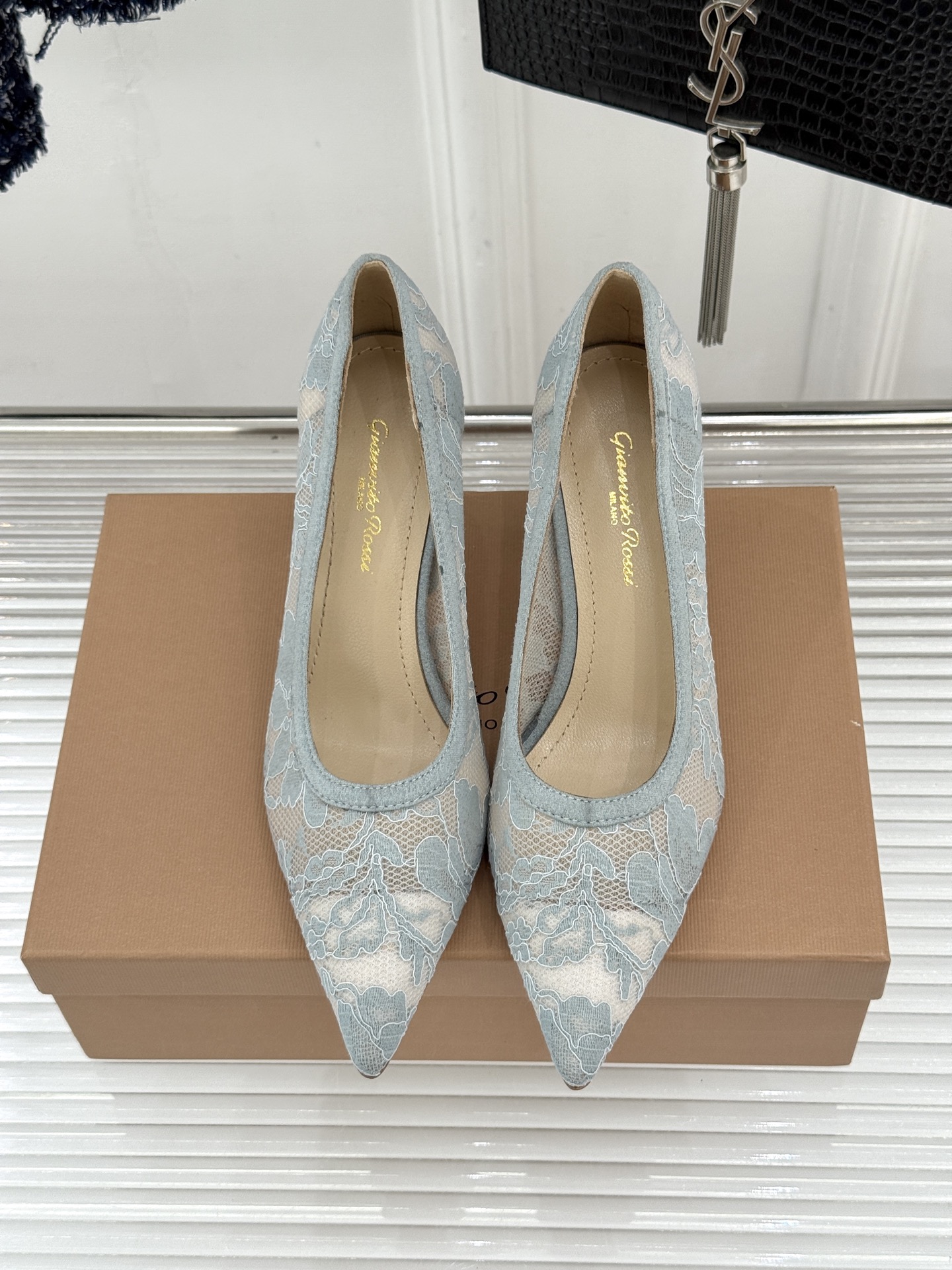 Gianvito Rossi26WF新品蕾丝尖头单鞋将浪漫蕾丝与利落尖头相融打造兼具优雅与气场的经典单鞋