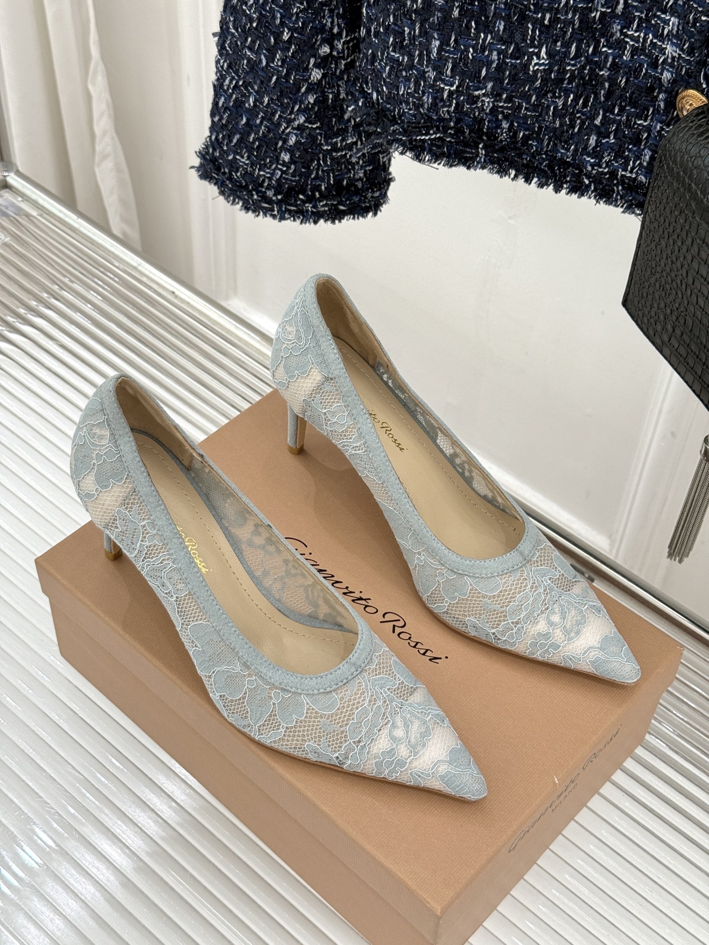 Gianvito Rossi26WF新品蕾丝尖头单鞋将浪漫蕾丝与利落尖头相融打造兼具优雅与气场的经典单鞋