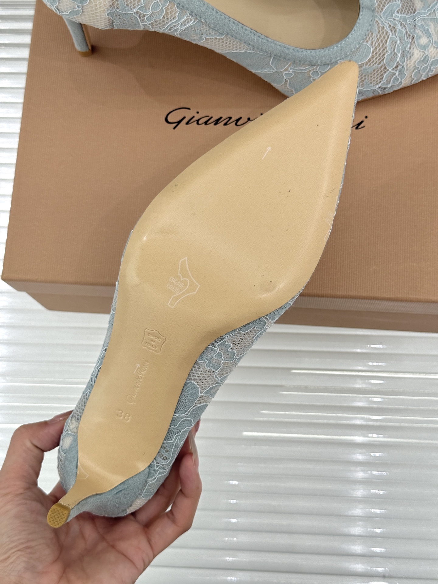 Gianvito Rossi26WF新品蕾丝尖头单鞋将浪漫蕾丝与利落尖头相融打造兼具优雅与气场的经典单鞋