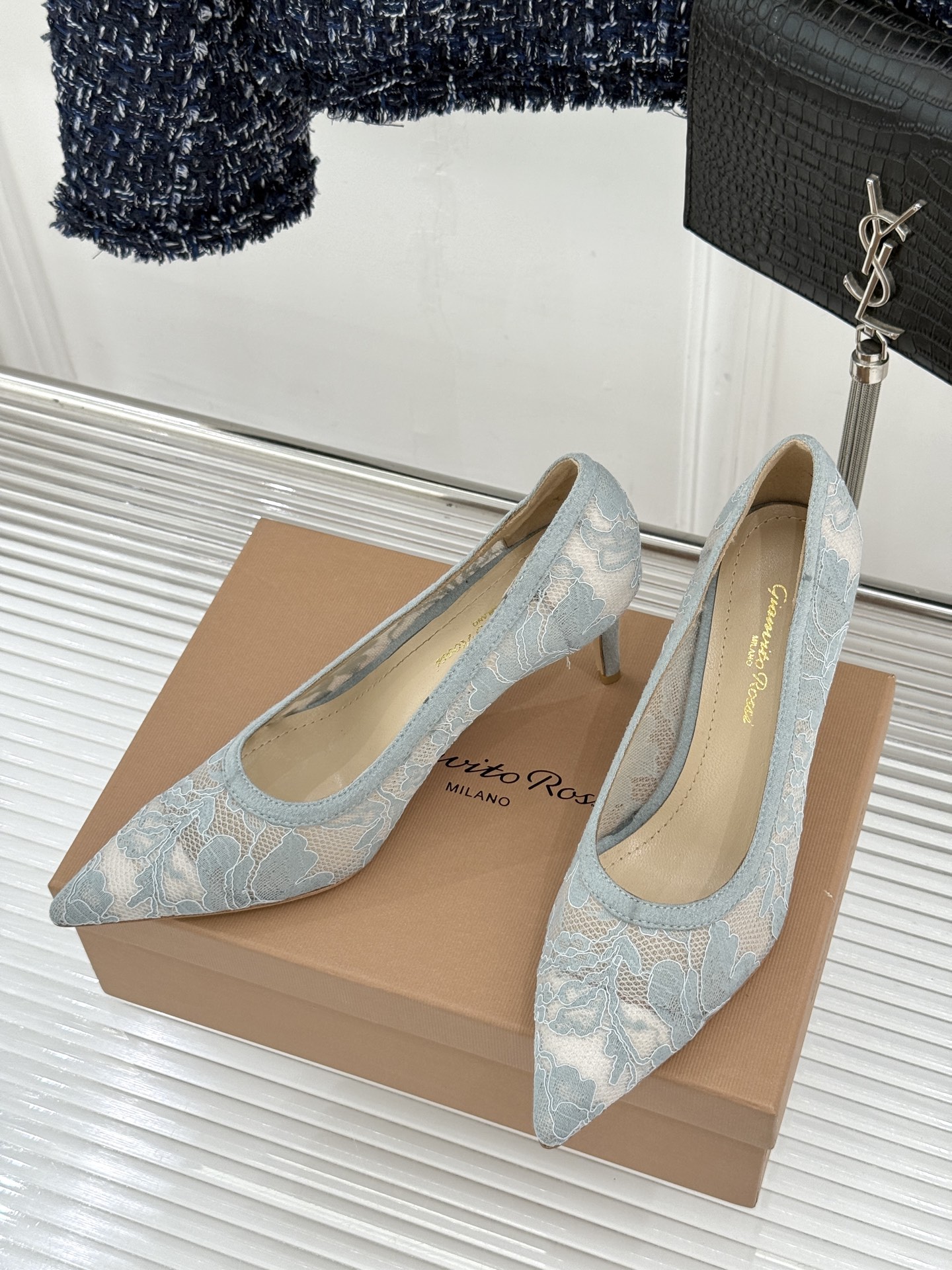 Gianvito Rossi26WF新品蕾丝尖头单鞋将浪漫蕾丝与利落尖头相融打造兼具优雅与气场的经典单鞋