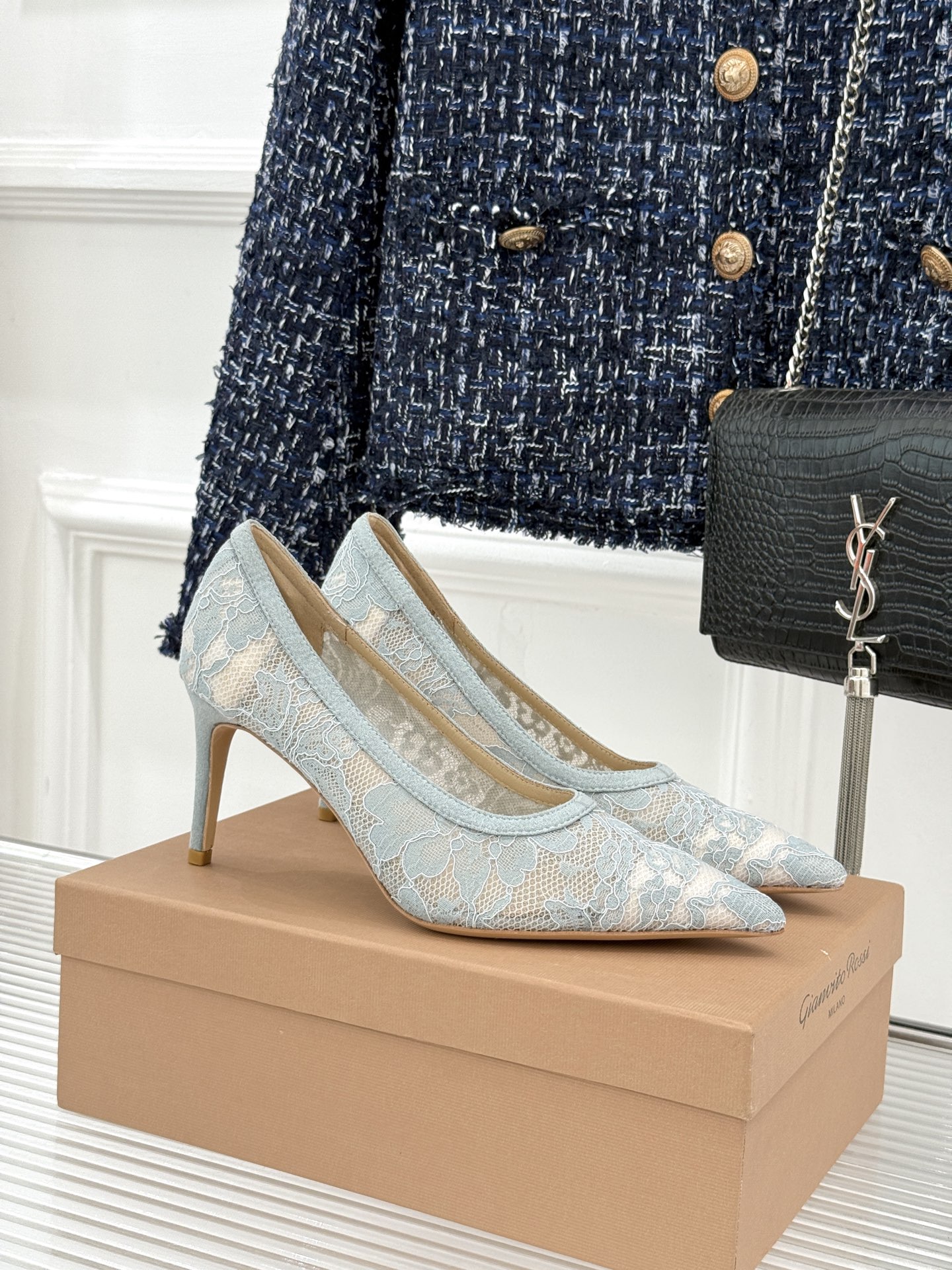 Gianvito Rossi26WF新品蕾丝尖头单鞋将浪漫蕾丝与利落尖头相融打造兼具优雅与气场的经典单鞋