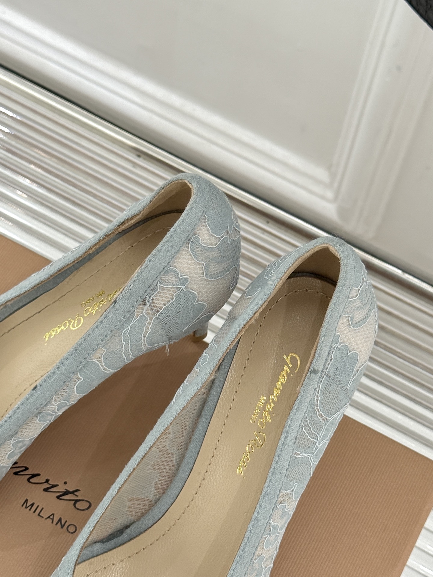 Gianvito Rossi26WF新品蕾丝尖头单鞋将浪漫蕾丝与利落尖头相融打造兼具优雅与气场的经典单鞋