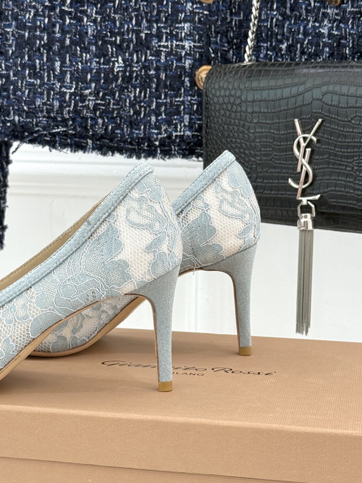 Gianvito Rossi26WF新品蕾丝尖头单鞋将浪漫蕾丝与利落尖头相融打造兼具优雅与气场的经典单鞋