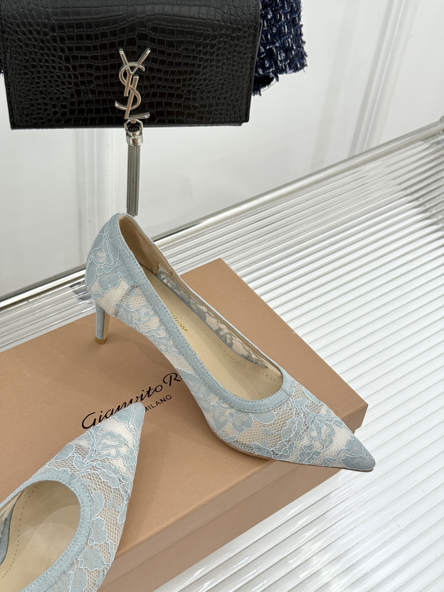 Gianvito Rossi26WF新品蕾丝尖头单鞋将浪漫蕾丝与利落尖头相融打造兼具优雅与气场的经典单鞋