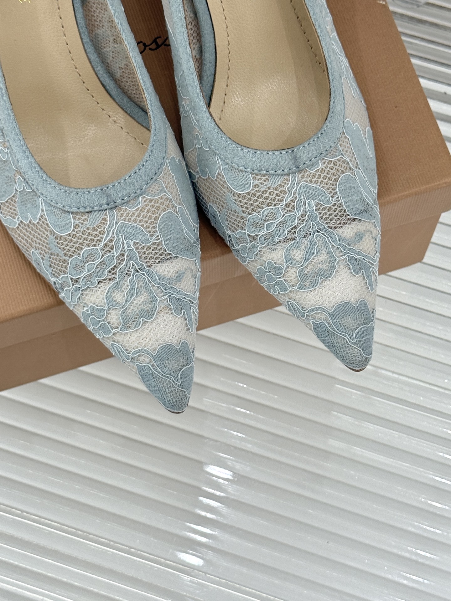 Gianvito Rossi26WF新品蕾丝尖头单鞋将浪漫蕾丝与利落尖头相融打造兼具优雅与气场的经典单鞋