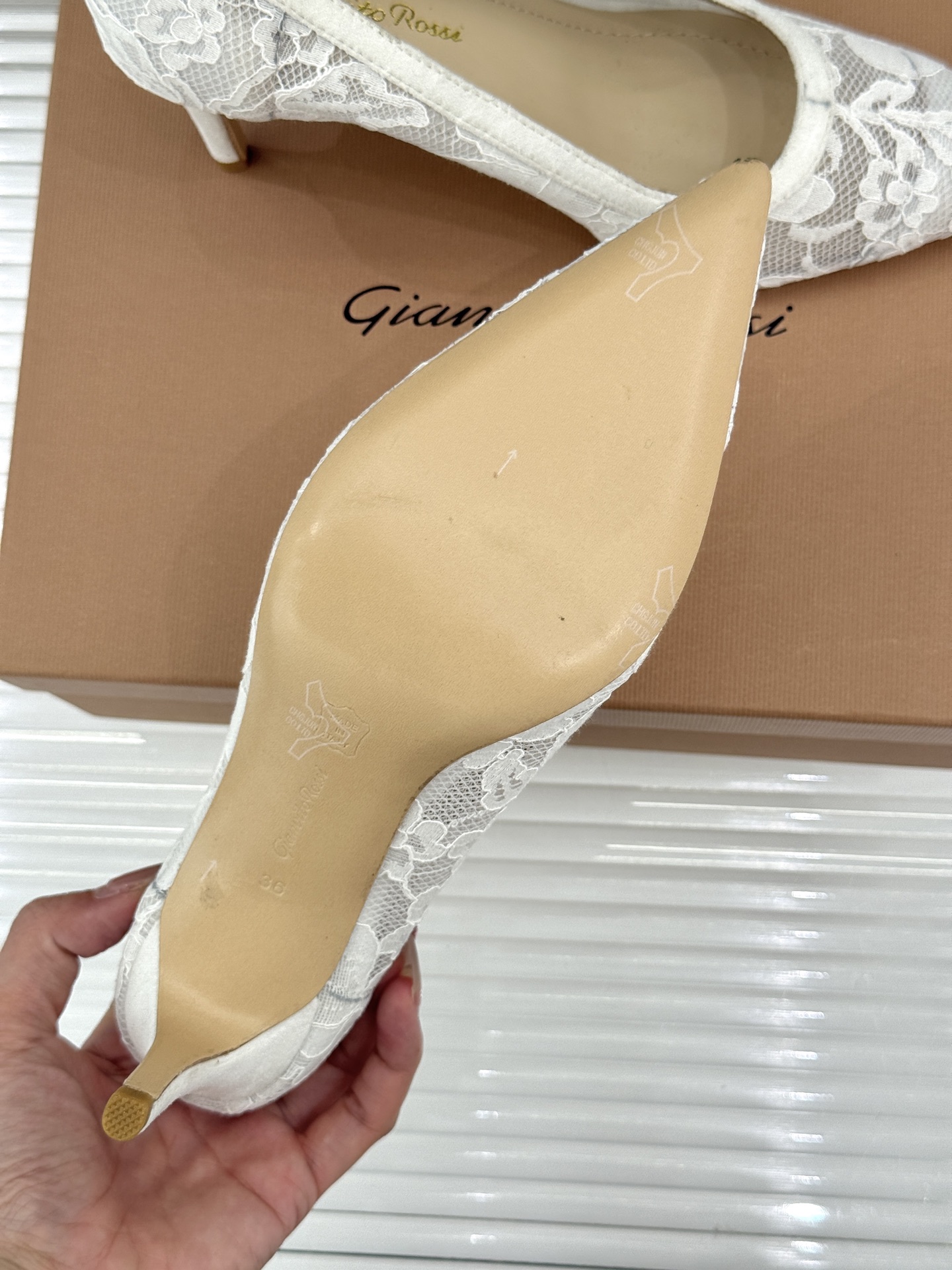 Gianvito Rossi26WF新品蕾丝尖头单鞋将浪漫蕾丝与利落尖头相融打造兼具优雅与气场的经典单鞋