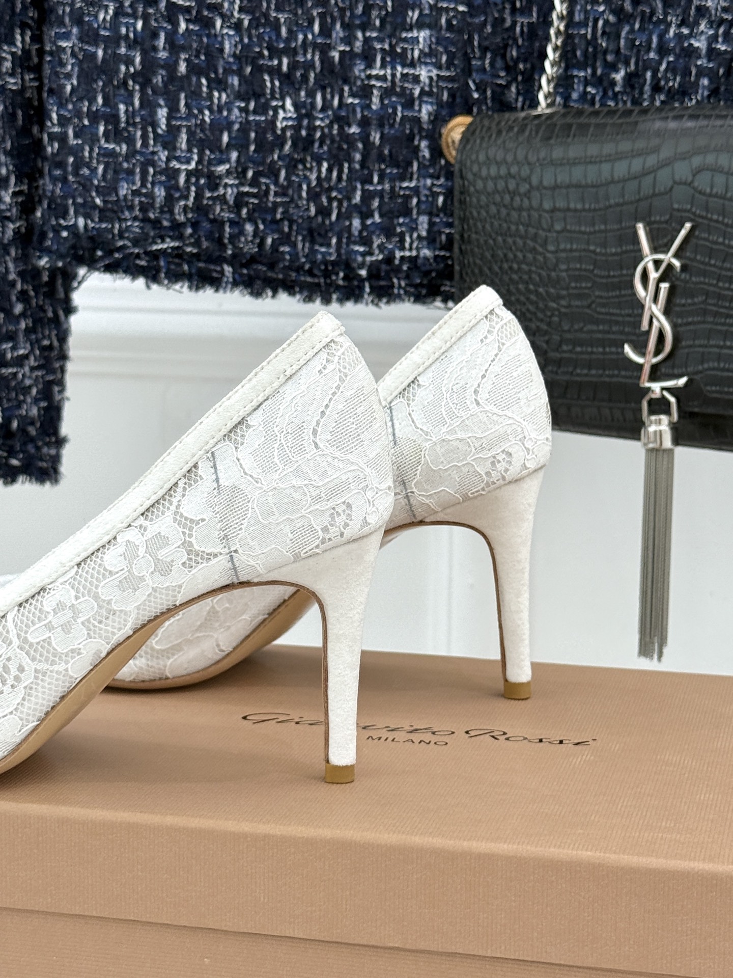 Gianvito Rossi26WF新品蕾丝尖头单鞋将浪漫蕾丝与利落尖头相融打造兼具优雅与气场的经典单鞋