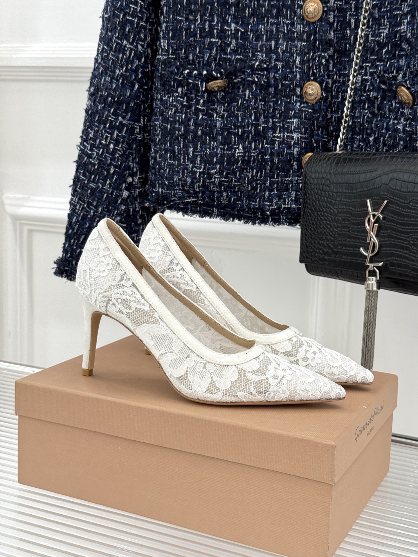 Gianvito Rossi26WF新品蕾丝尖头单鞋将浪漫蕾丝与利落尖头相融打造兼具优雅与气场的经典单鞋