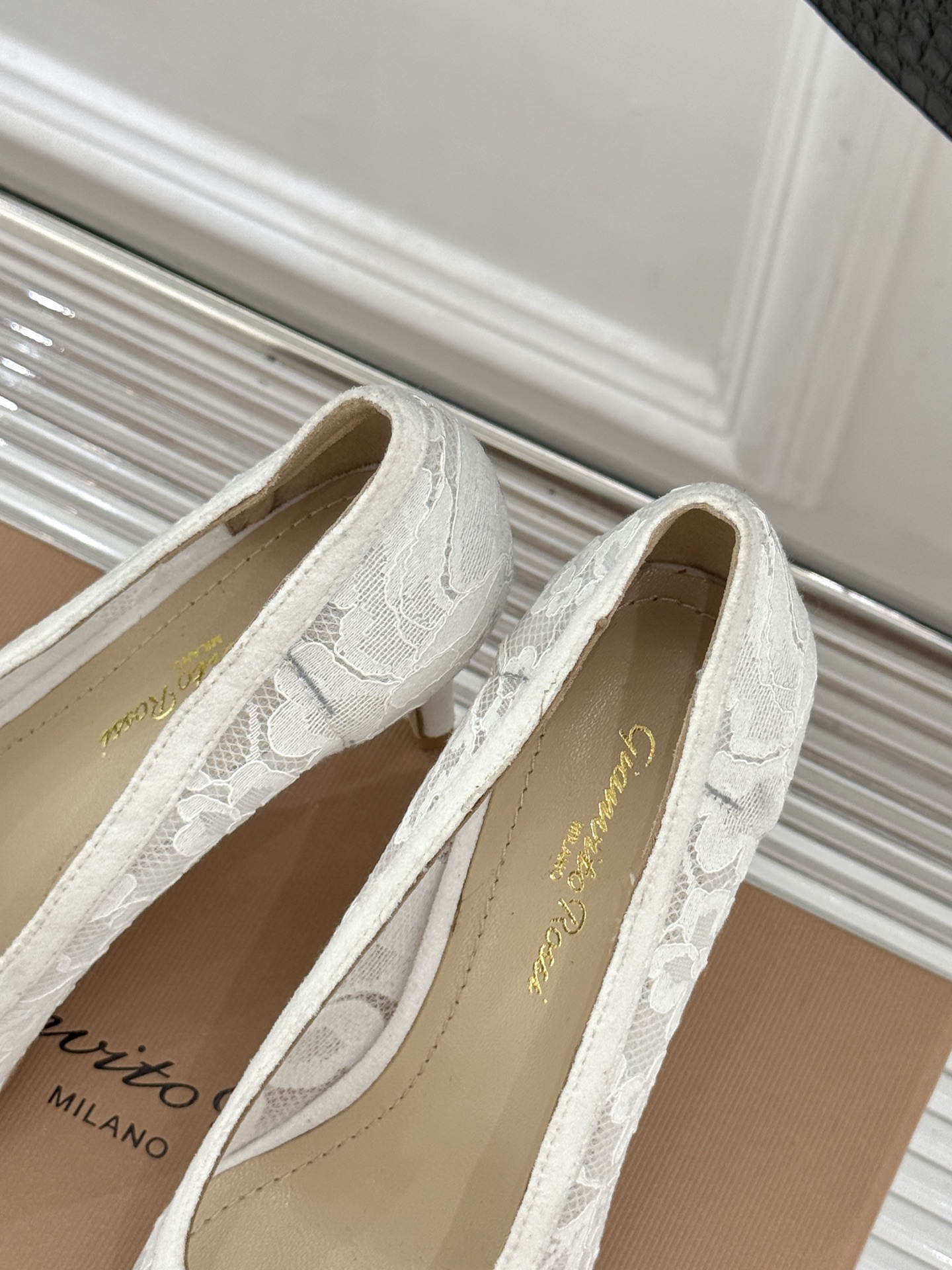 Gianvito Rossi26WF新品蕾丝尖头单鞋将浪漫蕾丝与利落尖头相融打造兼具优雅与气场的经典单鞋