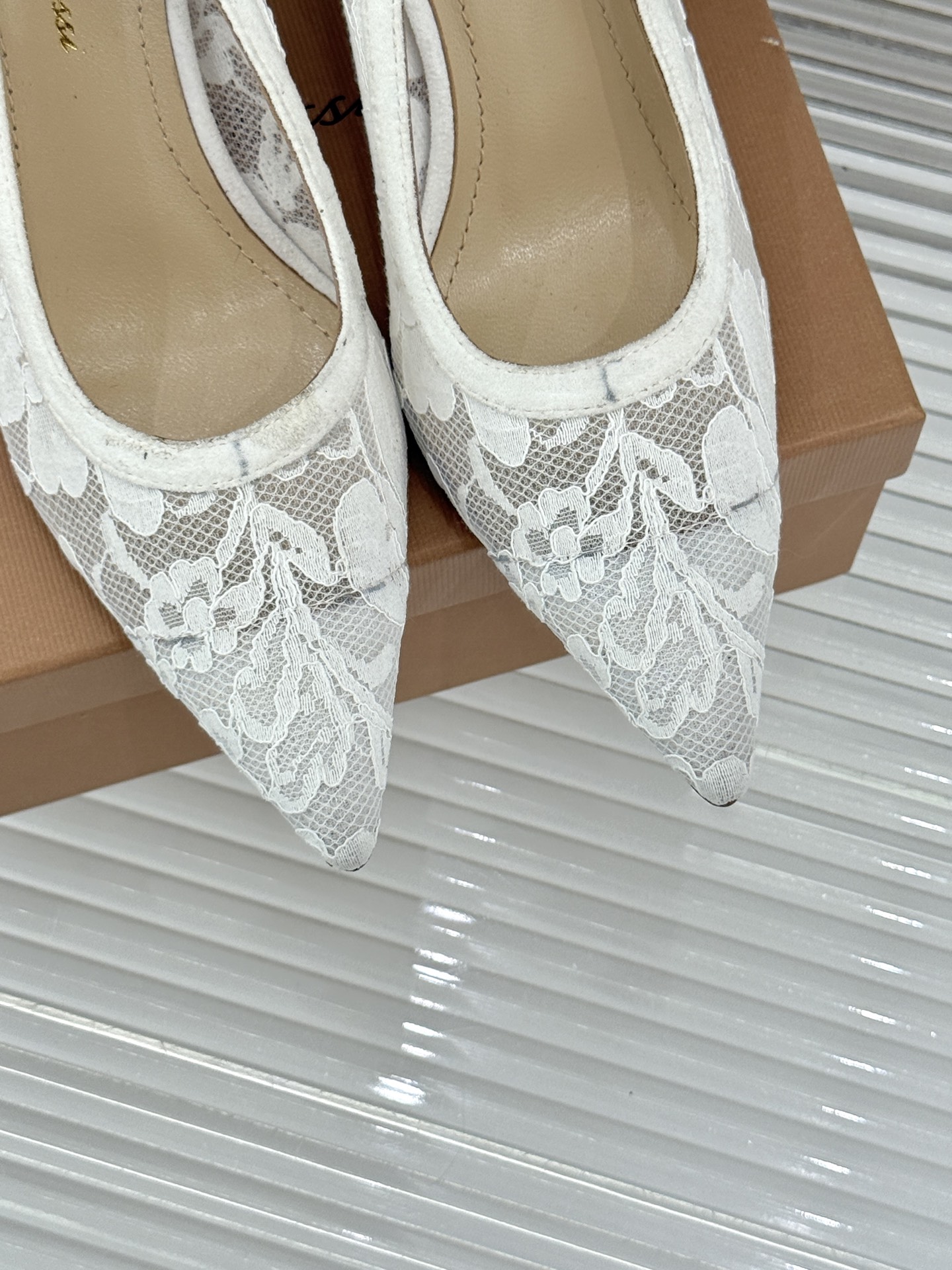 Gianvito Rossi26WF新品蕾丝尖头单鞋将浪漫蕾丝与利落尖头相融打造兼具优雅与气场的经典单鞋