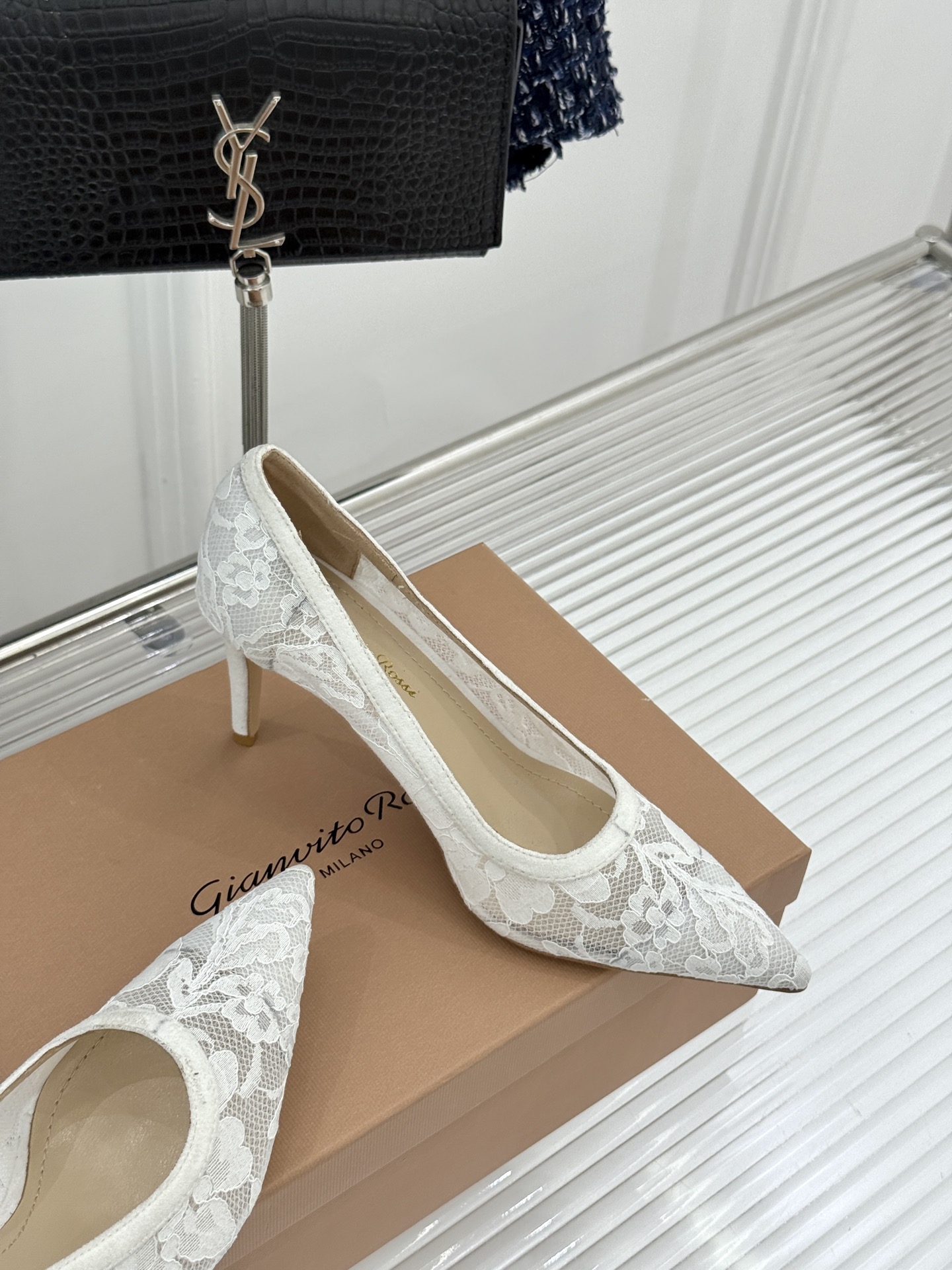 Gianvito Rossi26WF新品蕾丝尖头单鞋将浪漫蕾丝与利落尖头相融打造兼具优雅与气场的经典单鞋