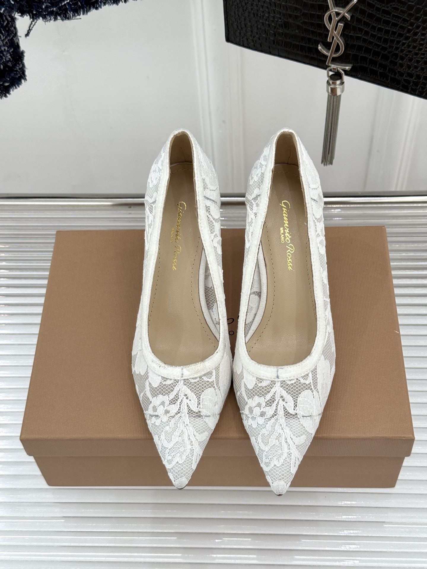 Gianvito Rossi26WF新品蕾丝尖头单鞋将浪漫蕾丝与利落尖头相融打造兼具优雅与气场的经典单鞋