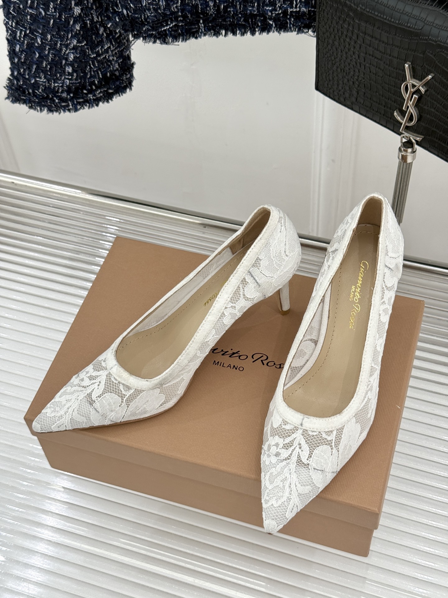 Gianvito Rossi26WF新品蕾丝尖头单鞋将浪漫蕾丝与利落尖头相融打造兼具优雅与气场的经典单鞋