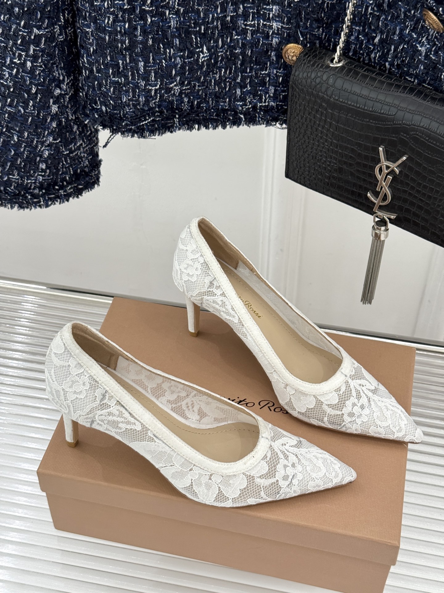 Gianvito Rossi26WF新品蕾丝尖头单鞋将浪漫蕾丝与利落尖头相融打造兼具优雅与气场的经典单鞋