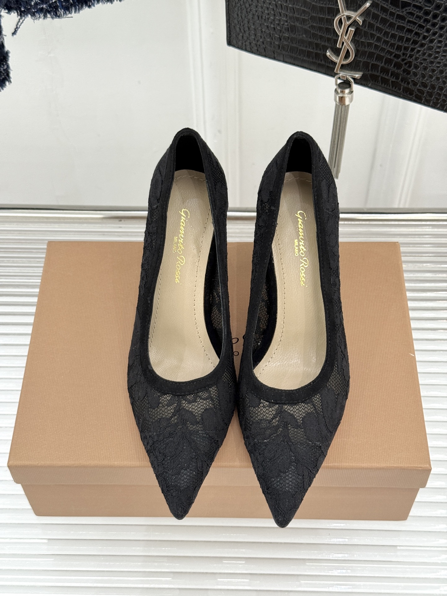 Gianvito Rossi26WF新品蕾丝尖头单鞋将浪漫蕾丝与利落尖头相融打造兼具优雅与气场的经典单鞋