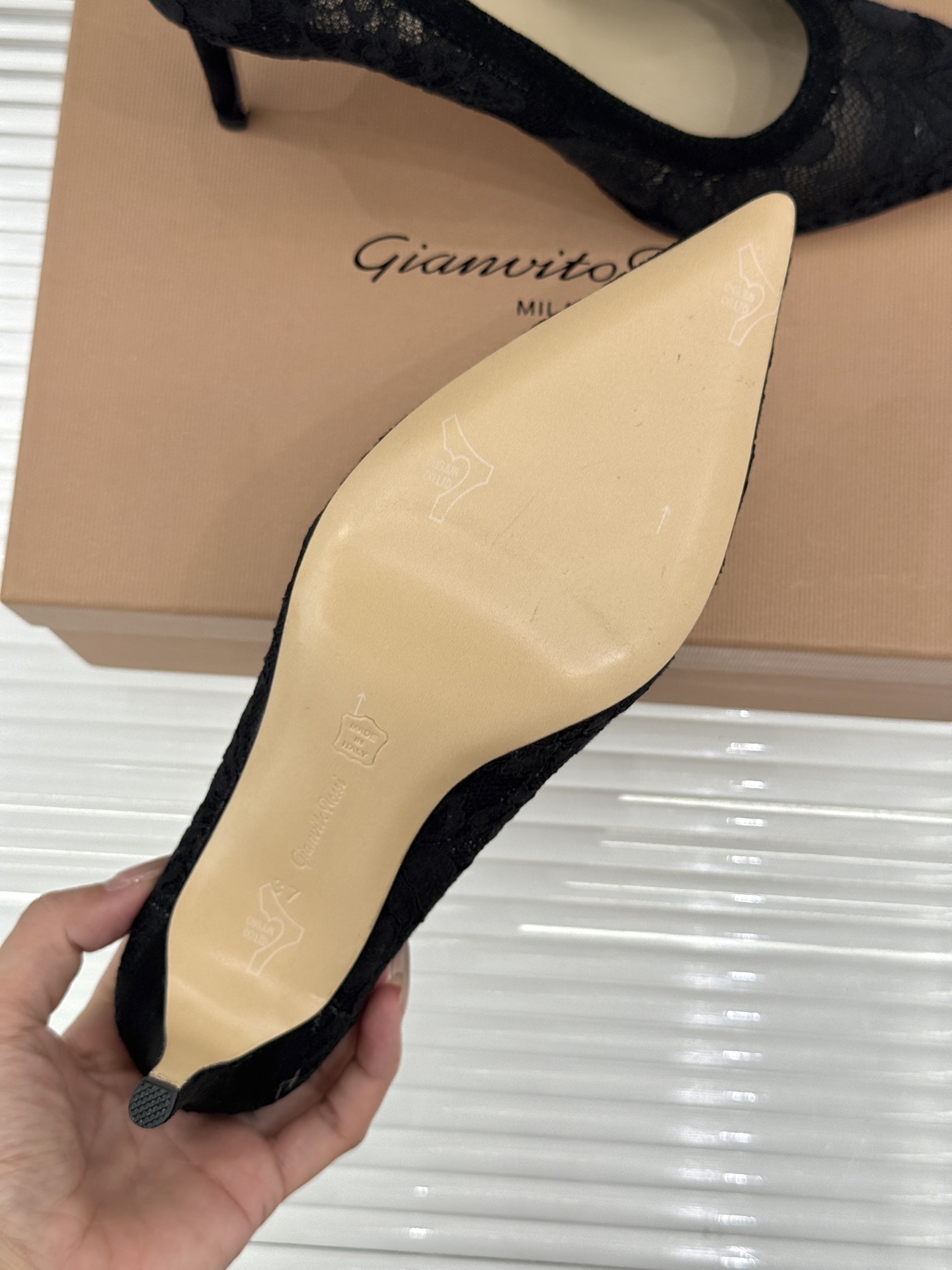 Gianvito Rossi26WF新品蕾丝尖头单鞋将浪漫蕾丝与利落尖头相融打造兼具优雅与气场的经典单鞋