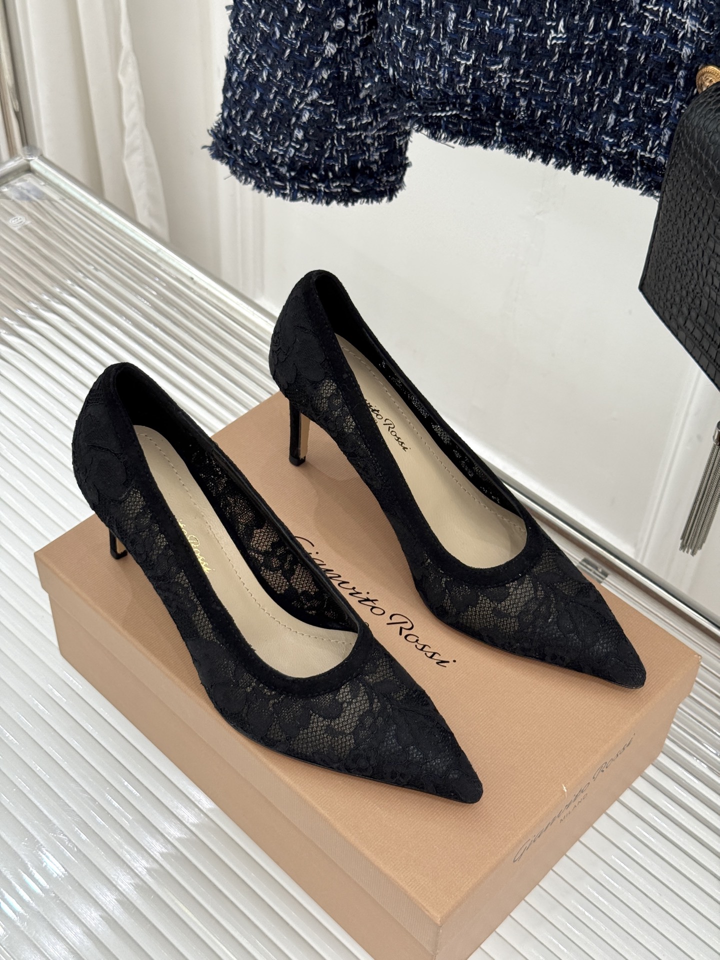 Gianvito Rossi26WF新品蕾丝尖头单鞋将浪漫蕾丝与利落尖头相融打造兼具优雅与气场的经典单鞋