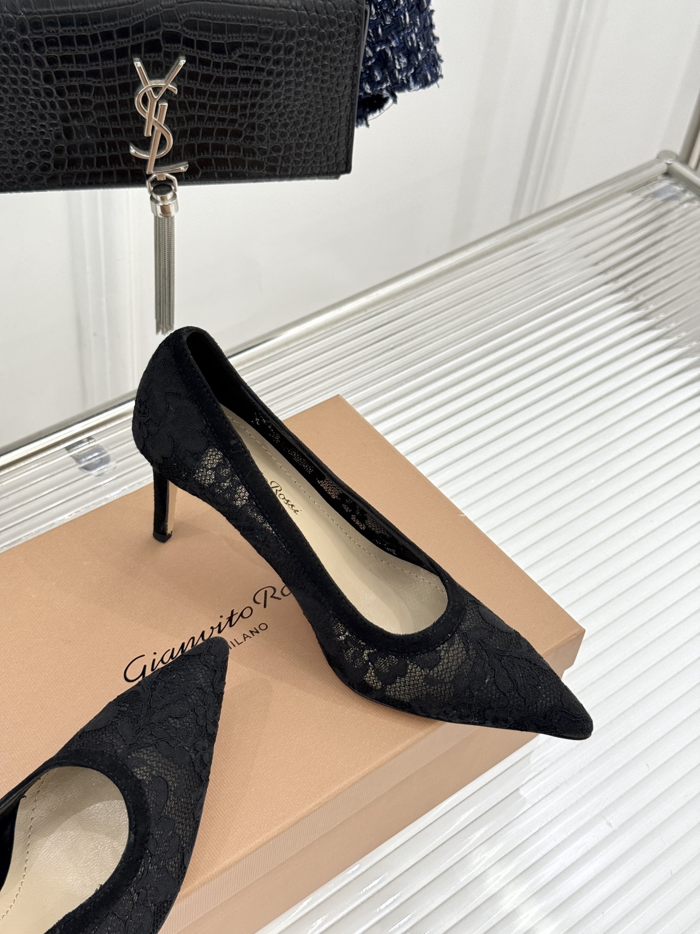 Gianvito Rossi26WF新品蕾丝尖头单鞋将浪漫蕾丝与利落尖头相融打造兼具优雅与气场的经典单鞋