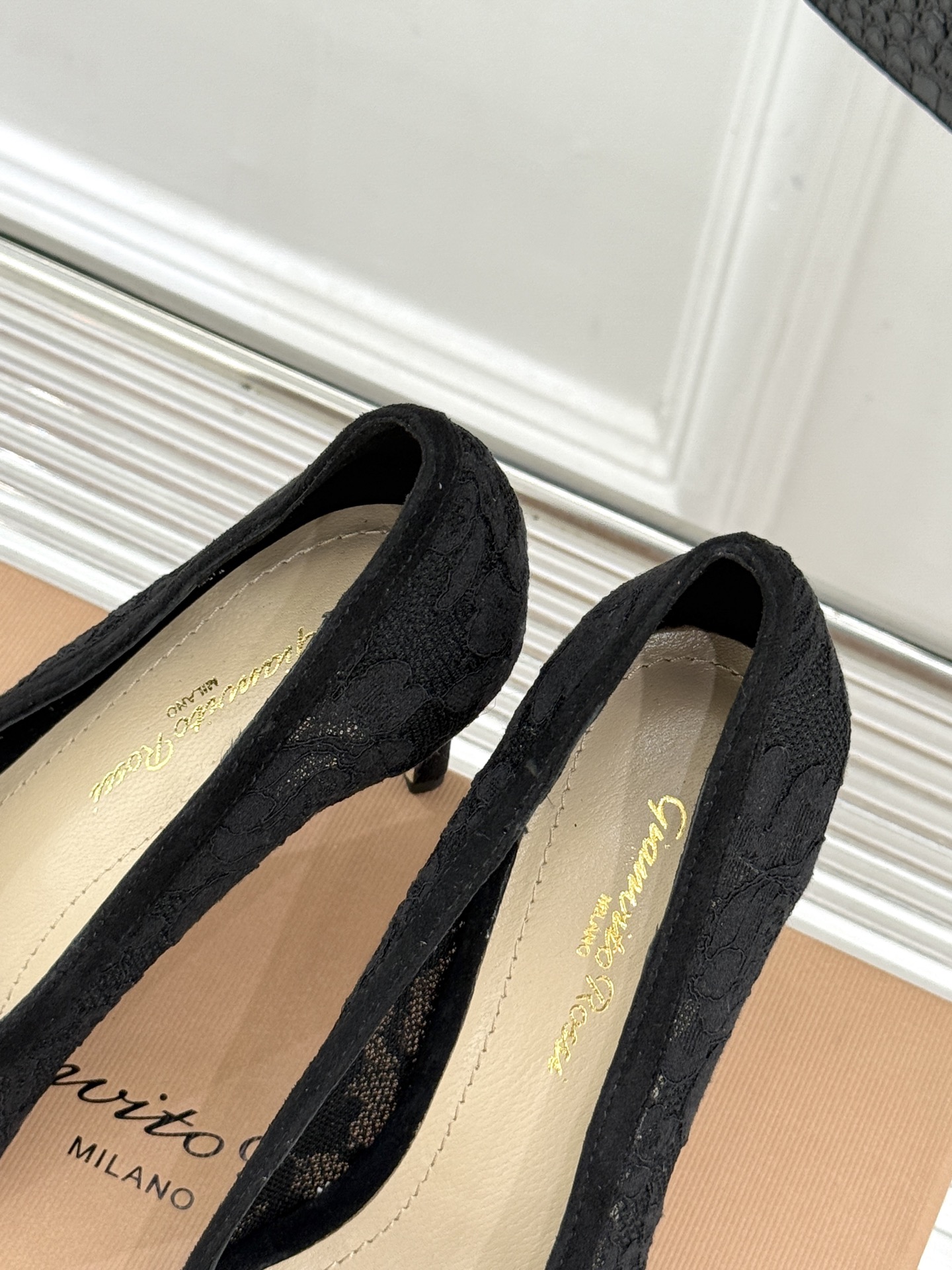 Gianvito Rossi26WF新品蕾丝尖头单鞋将浪漫蕾丝与利落尖头相融打造兼具优雅与气场的经典单鞋