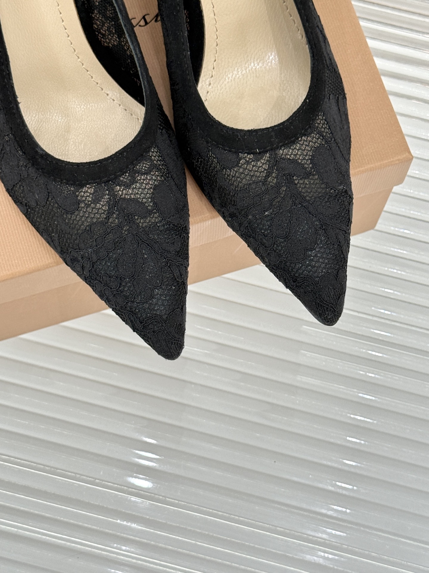 Gianvito Rossi26WF新品蕾丝尖头单鞋将浪漫蕾丝与利落尖头相融打造兼具优雅与气场的经典单鞋