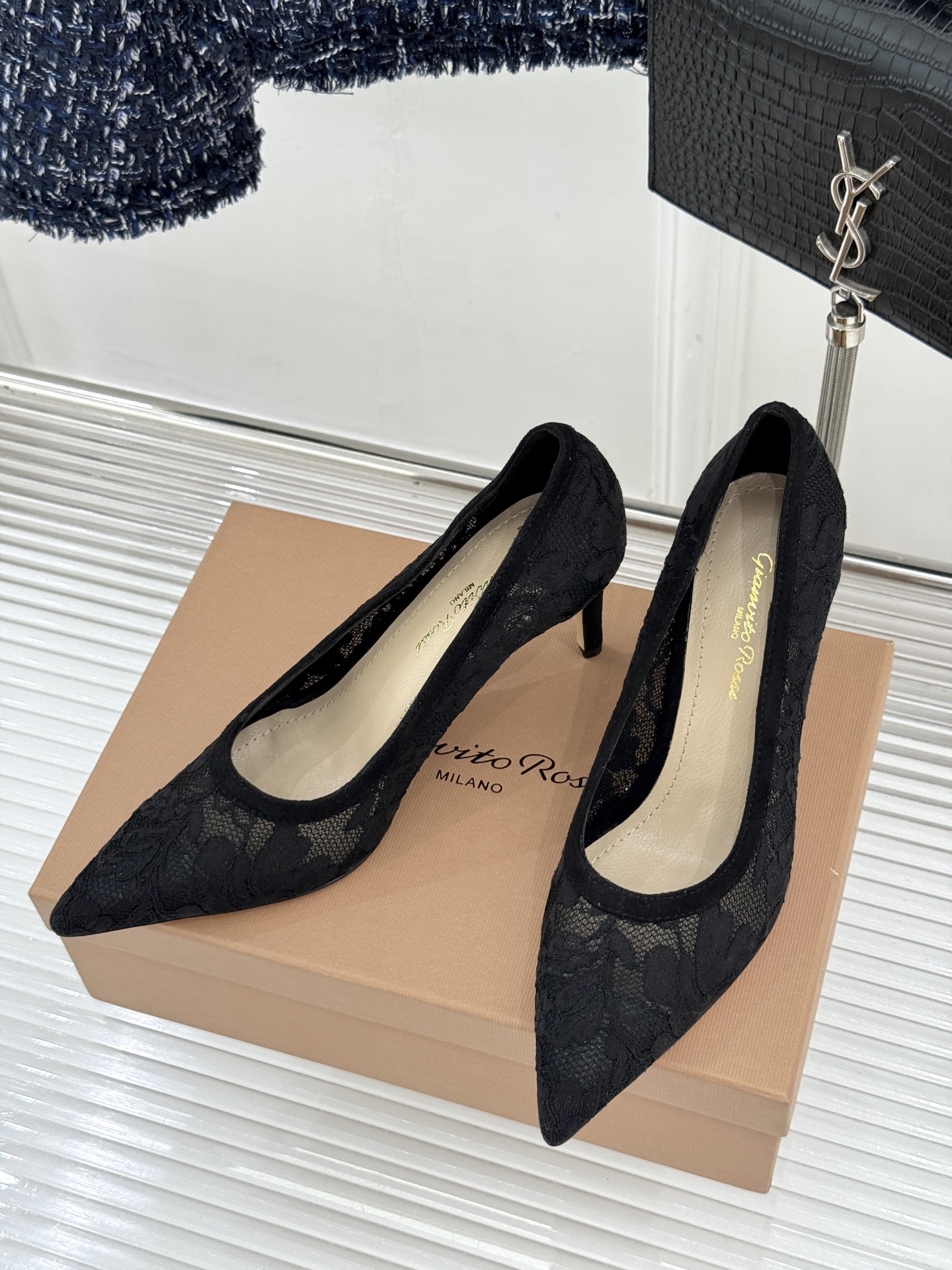 Gianvito Rossi26WF新品蕾丝尖头单鞋将浪漫蕾丝与利落尖头相融打造兼具优雅与气场的经典单鞋