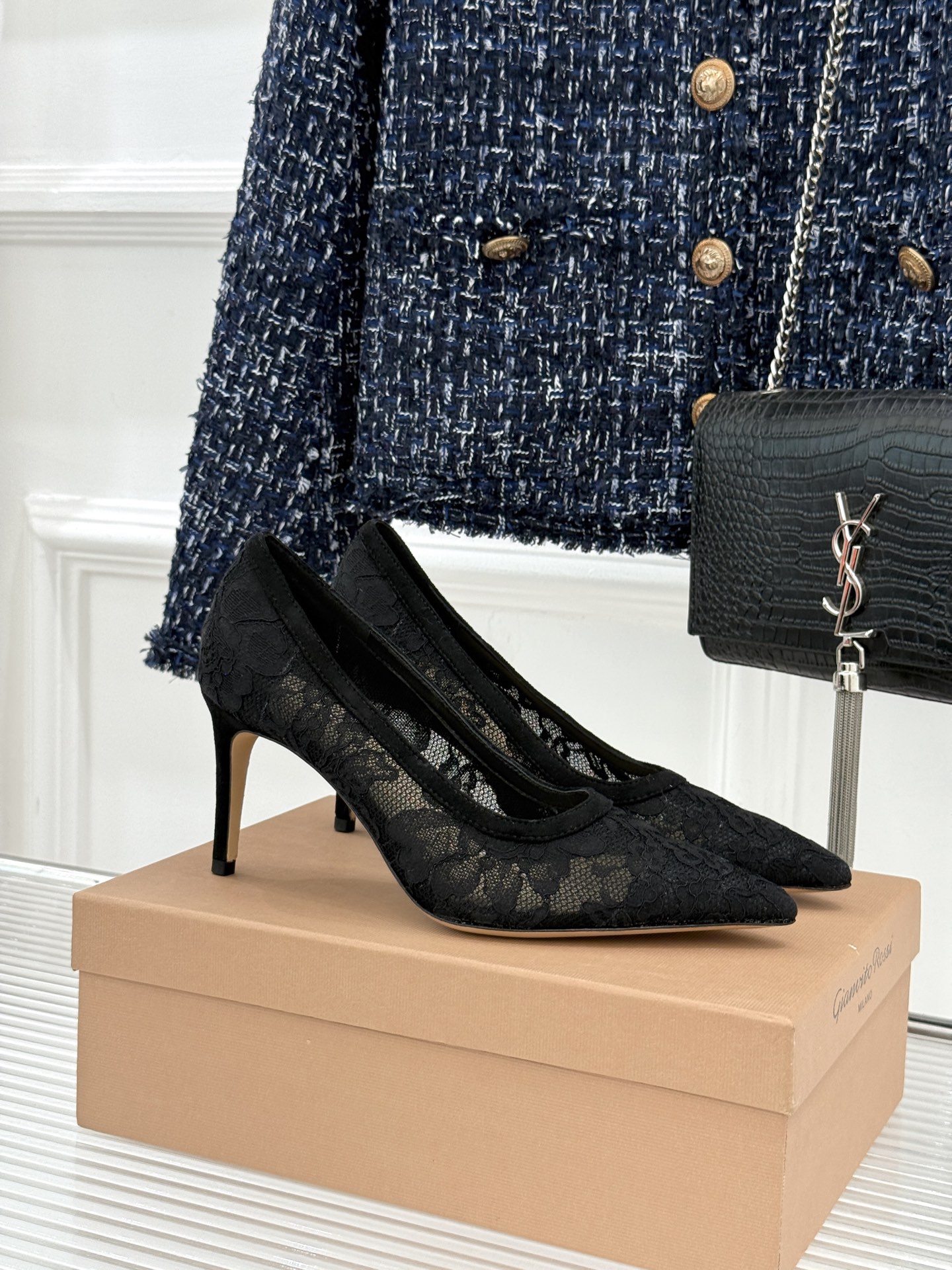 Gianvito Rossi26WF新品蕾丝尖头单鞋将浪漫蕾丝与利落尖头相融打造兼具优雅与气场的经典单鞋