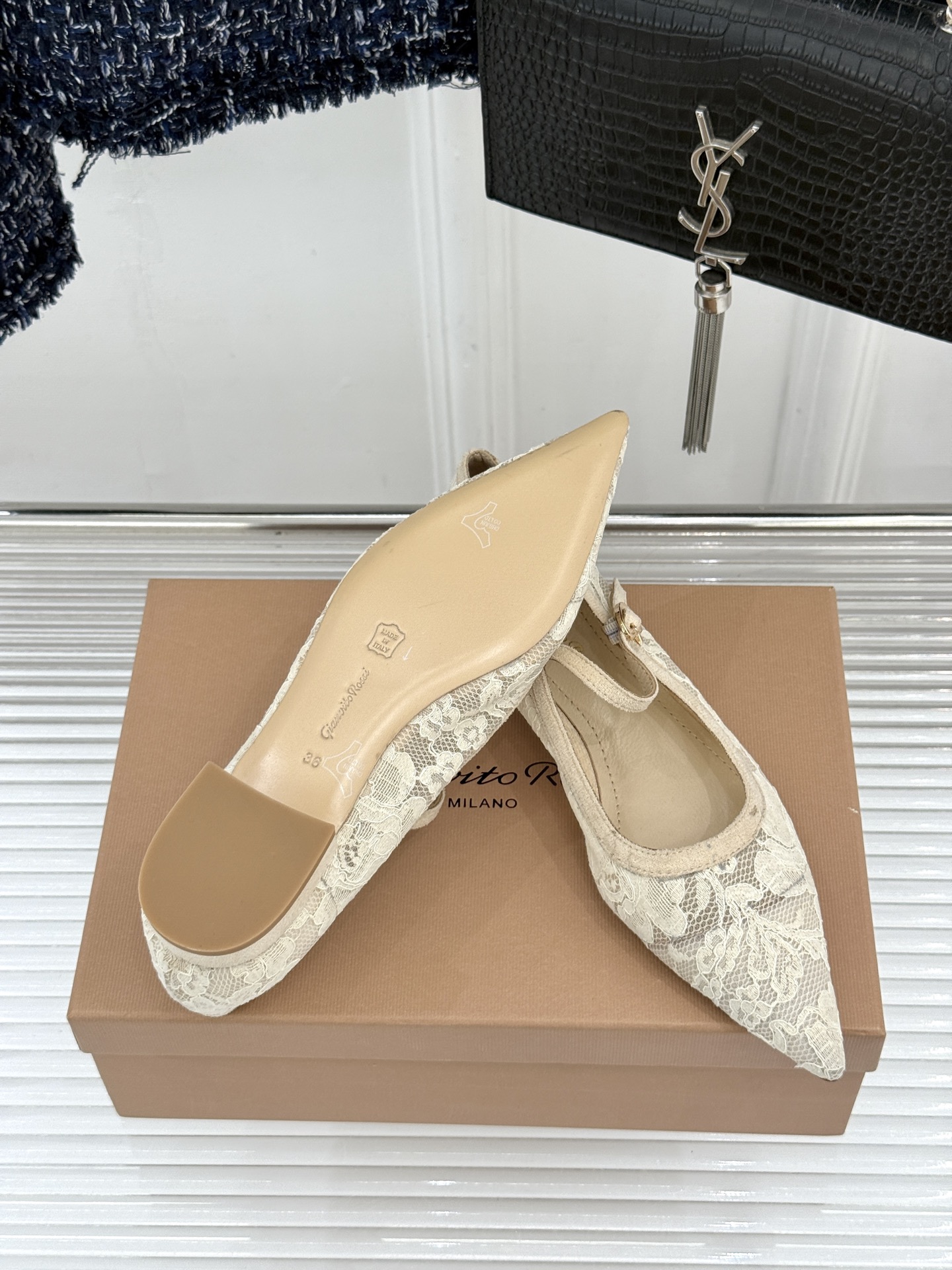 Gianvito Rossi26WF新品蕾丝尖头单鞋将浪漫蕾丝与利落尖头相融打造兼具优雅与气场的经典单鞋