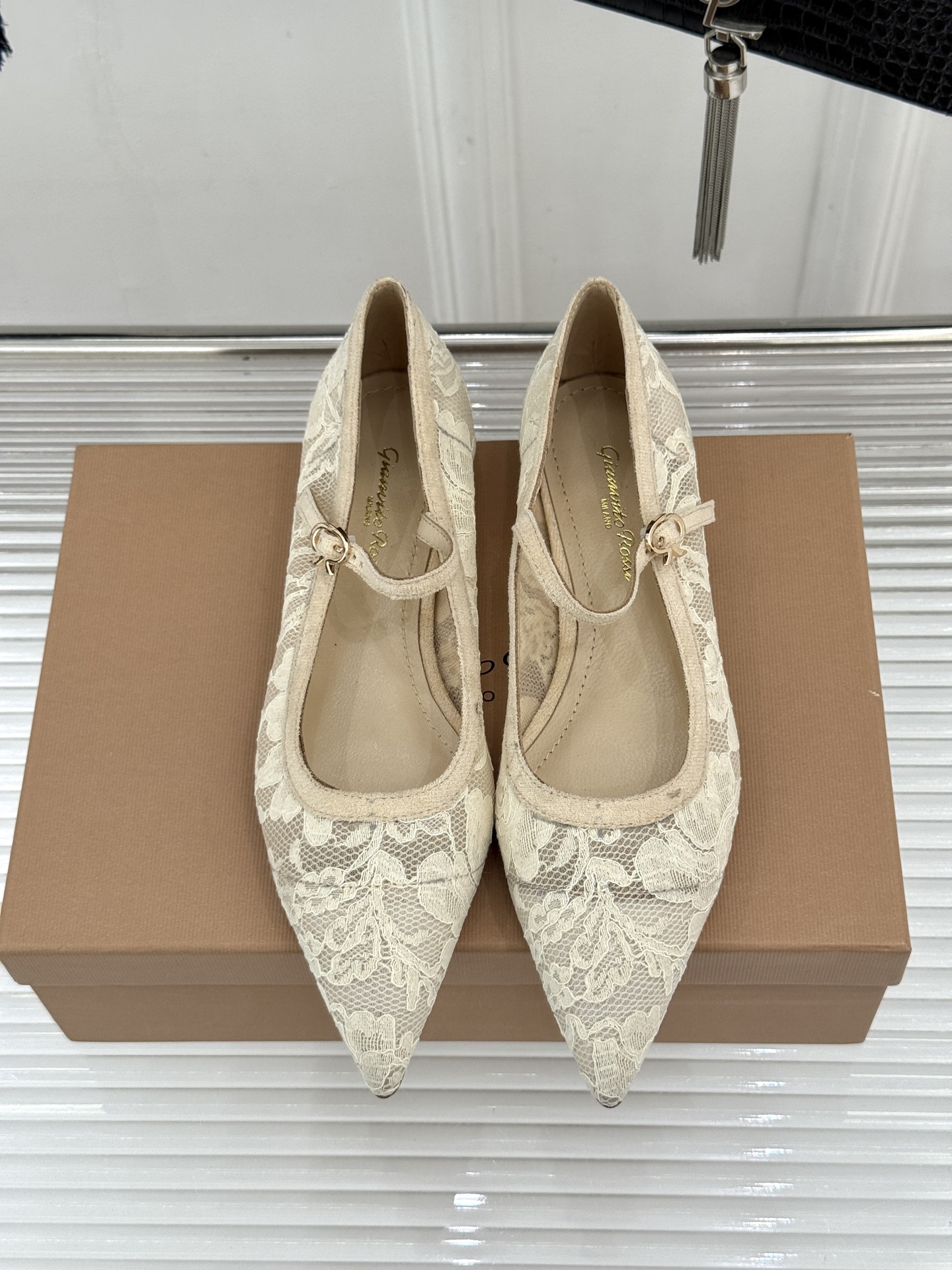 Gianvito Rossi26WF新品蕾丝尖头单鞋将浪漫蕾丝与利落尖头相融打造兼具优雅与气场的经典单鞋