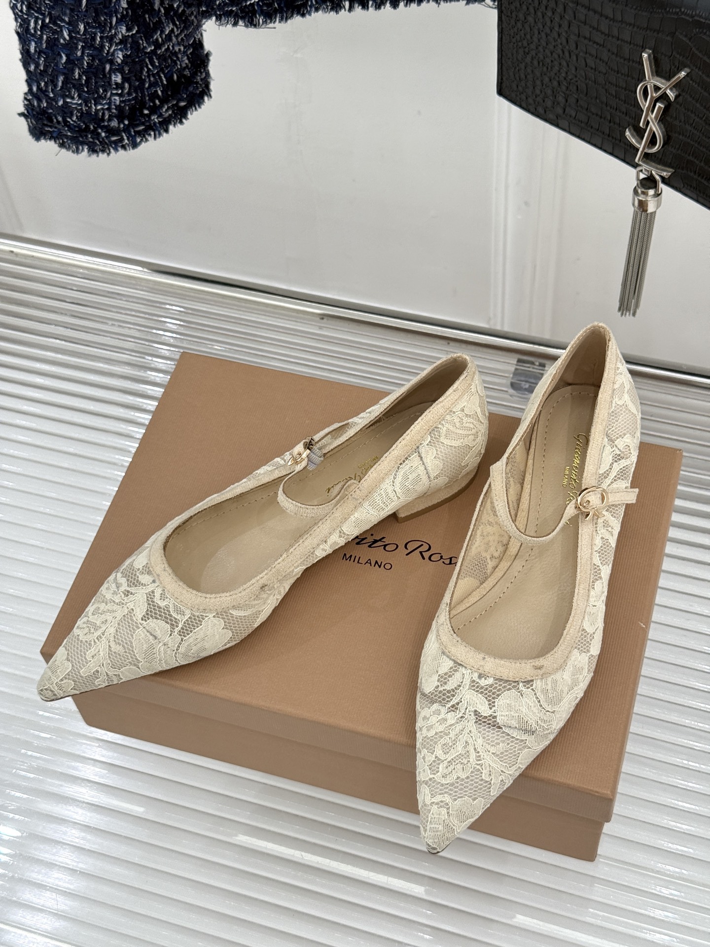 Gianvito Rossi26WF新品蕾丝尖头单鞋将浪漫蕾丝与利落尖头相融打造兼具优雅与气场的经典单鞋