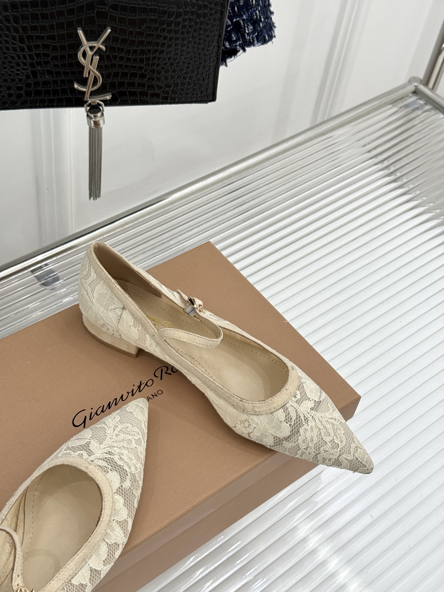 Gianvito Rossi26WF新品蕾丝尖头单鞋将浪漫蕾丝与利落尖头相融打造兼具优雅与气场的经典单鞋