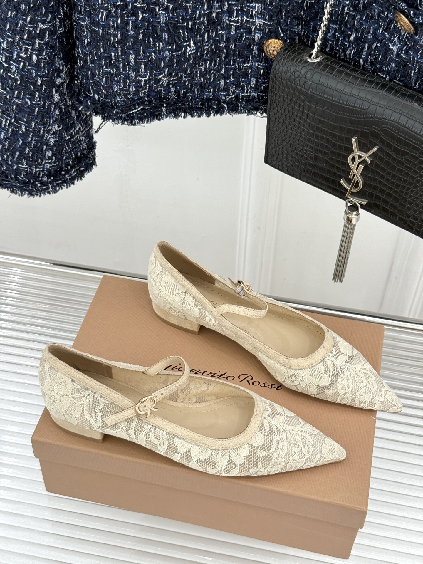 Gianvito Rossi26WF新品蕾丝尖头单鞋将浪漫蕾丝与利落尖头相融打造兼具优雅与气场的经典单鞋