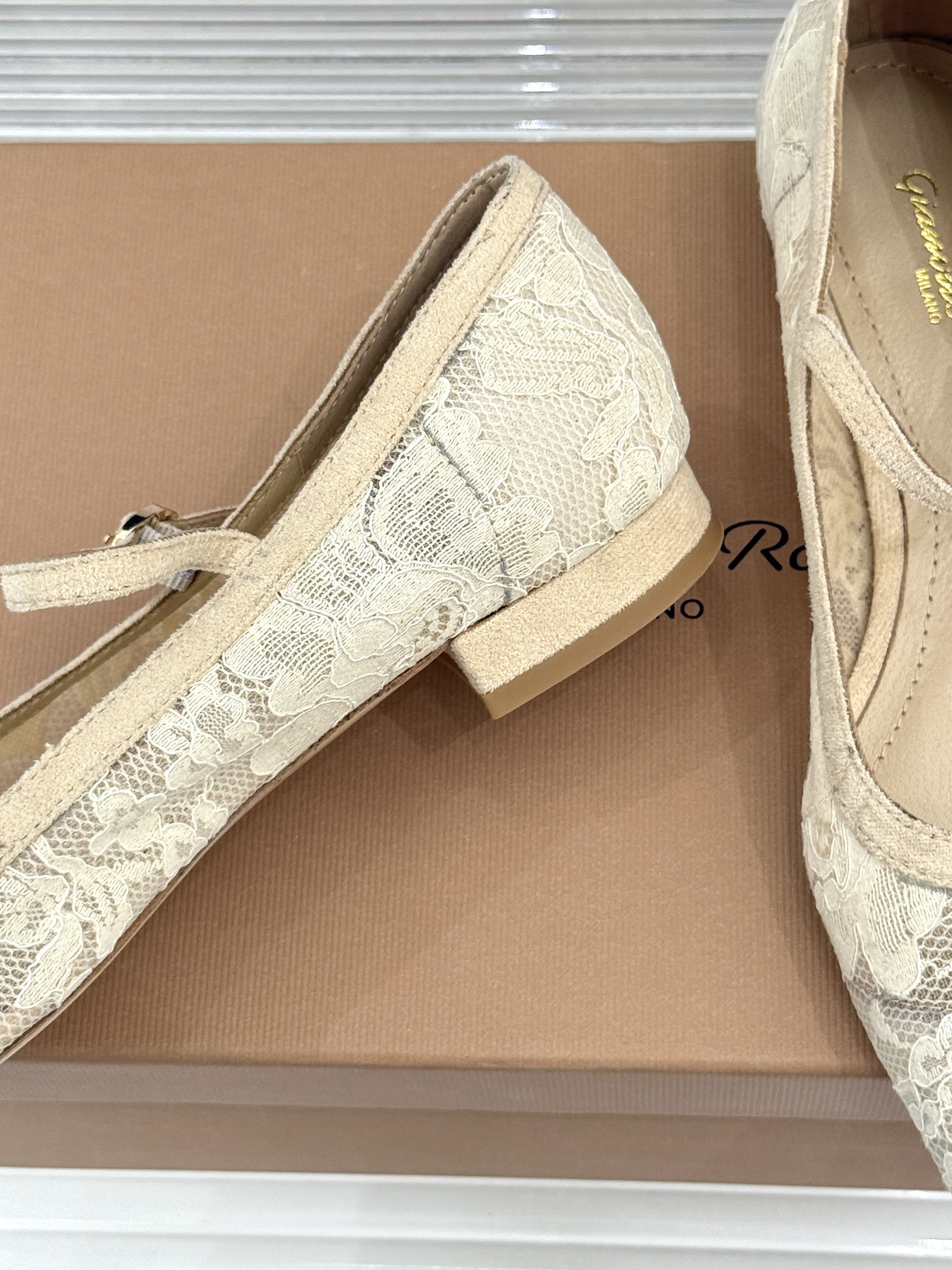 Gianvito Rossi26WF新品蕾丝尖头单鞋将浪漫蕾丝与利落尖头相融打造兼具优雅与气场的经典单鞋