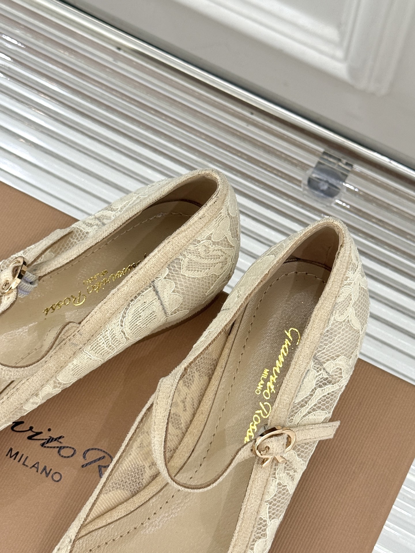 Gianvito Rossi26WF新品蕾丝尖头单鞋将浪漫蕾丝与利落尖头相融打造兼具优雅与气场的经典单鞋