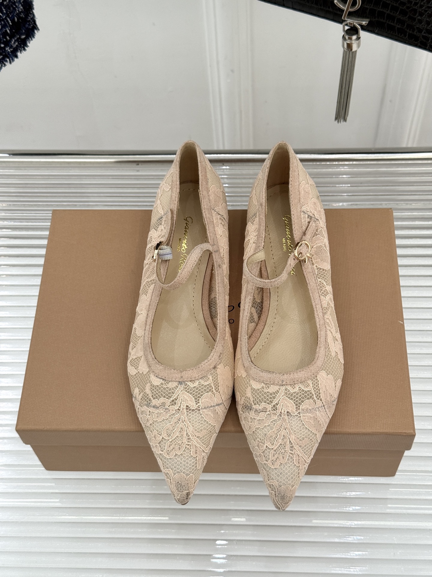 Gianvito Rossi26WF新品蕾丝尖头单鞋将浪漫蕾丝与利落尖头相融打造兼具优雅与气场的经典单鞋