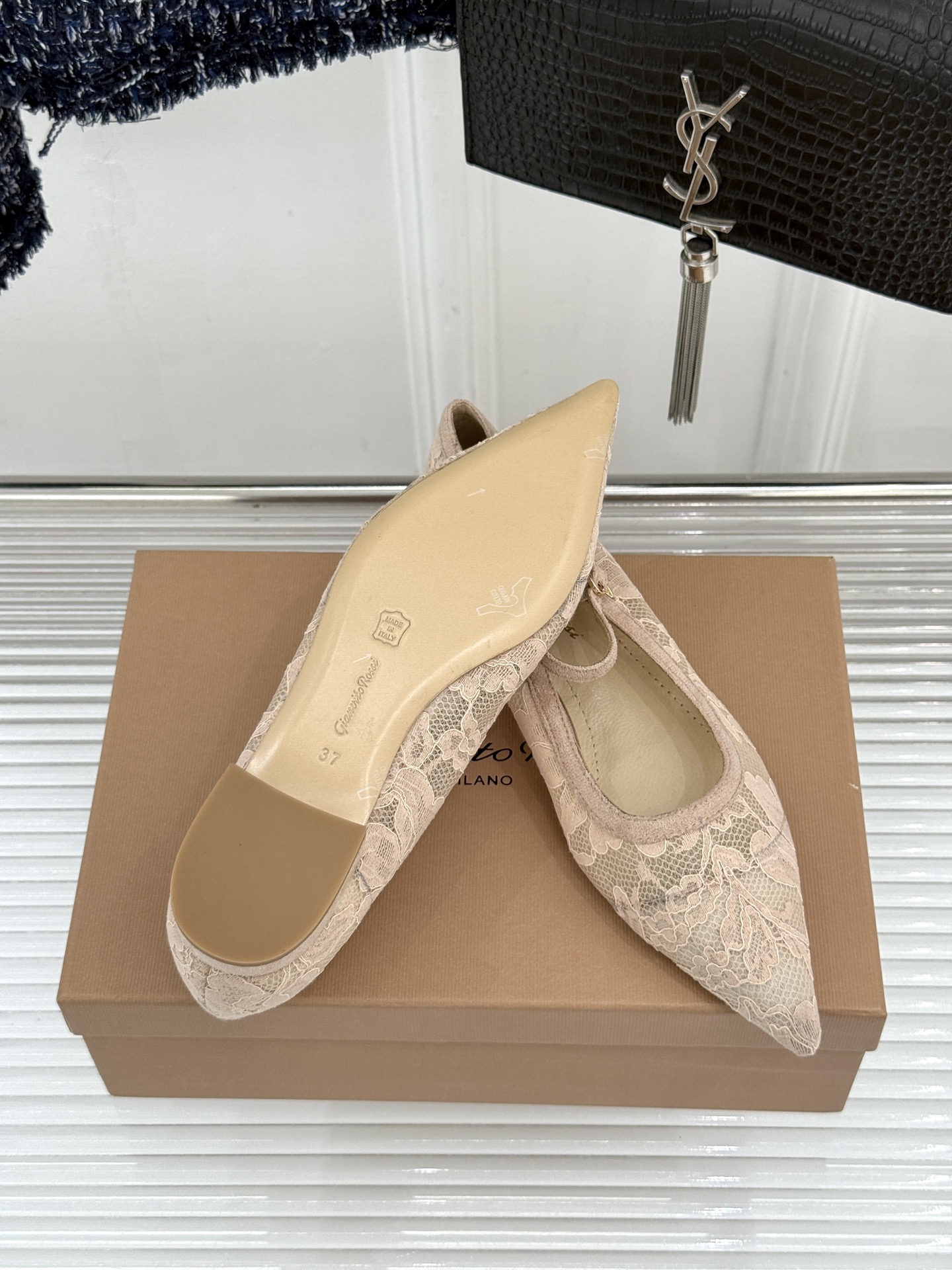 Gianvito Rossi26WF新品蕾丝尖头单鞋将浪漫蕾丝与利落尖头相融打造兼具优雅与气场的经典单鞋