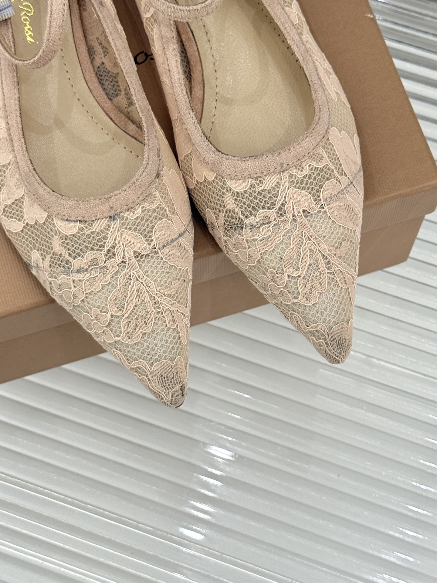 Gianvito Rossi26WF新品蕾丝尖头单鞋将浪漫蕾丝与利落尖头相融打造兼具优雅与气场的经典单鞋