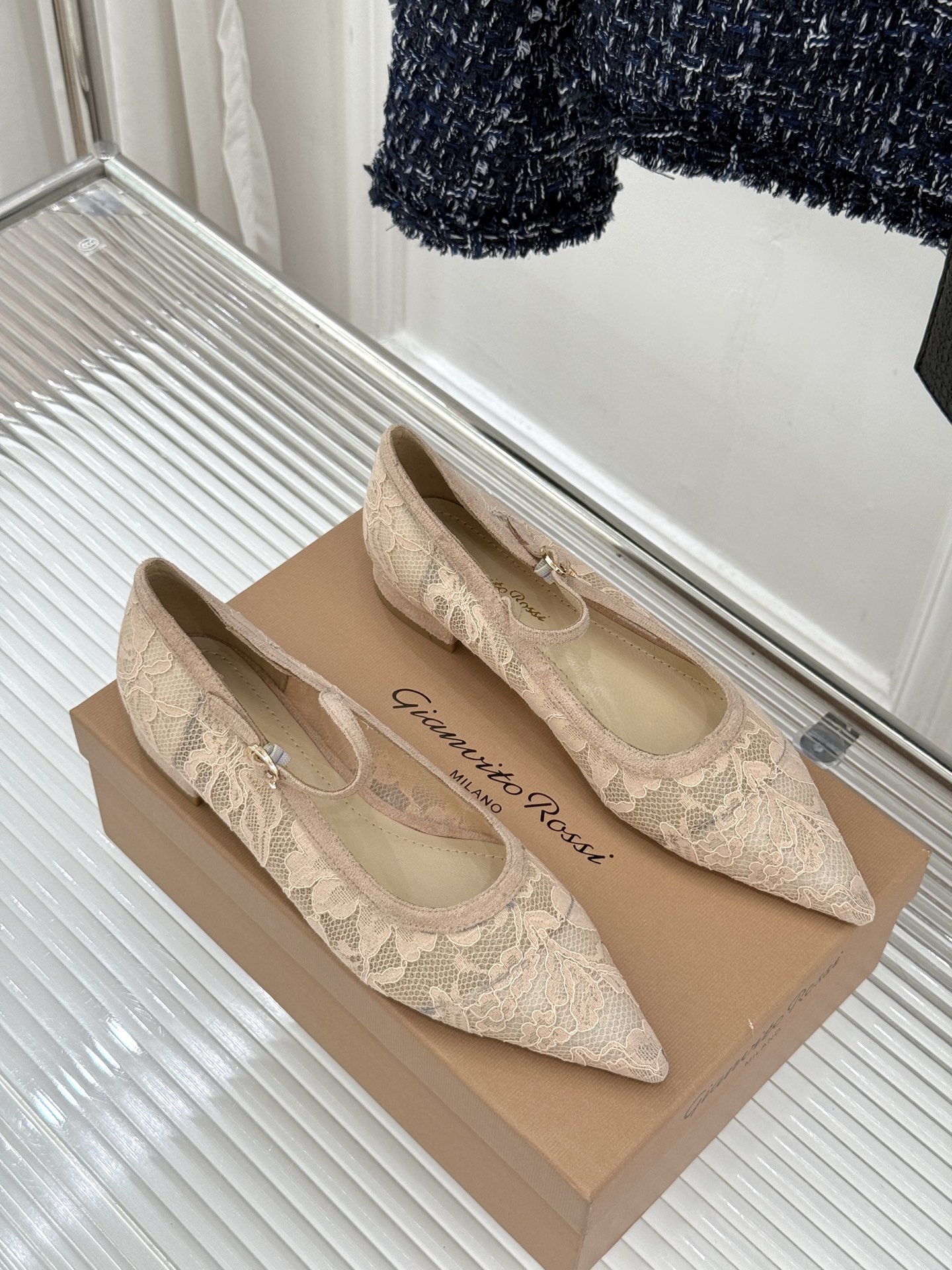 Gianvito Rossi26WF新品蕾丝尖头单鞋将浪漫蕾丝与利落尖头相融打造兼具优雅与气场的经典单鞋