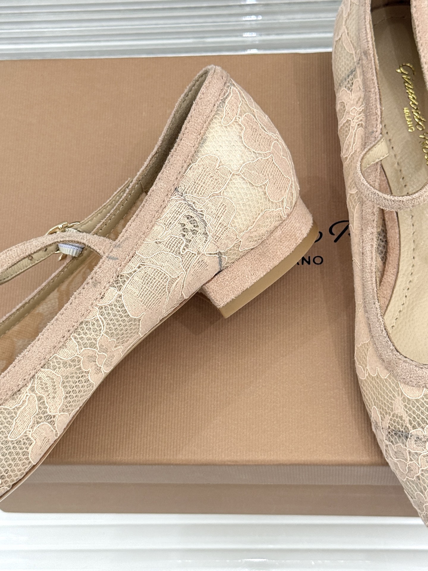 Gianvito Rossi26WF新品蕾丝尖头单鞋将浪漫蕾丝与利落尖头相融打造兼具优雅与气场的经典单鞋