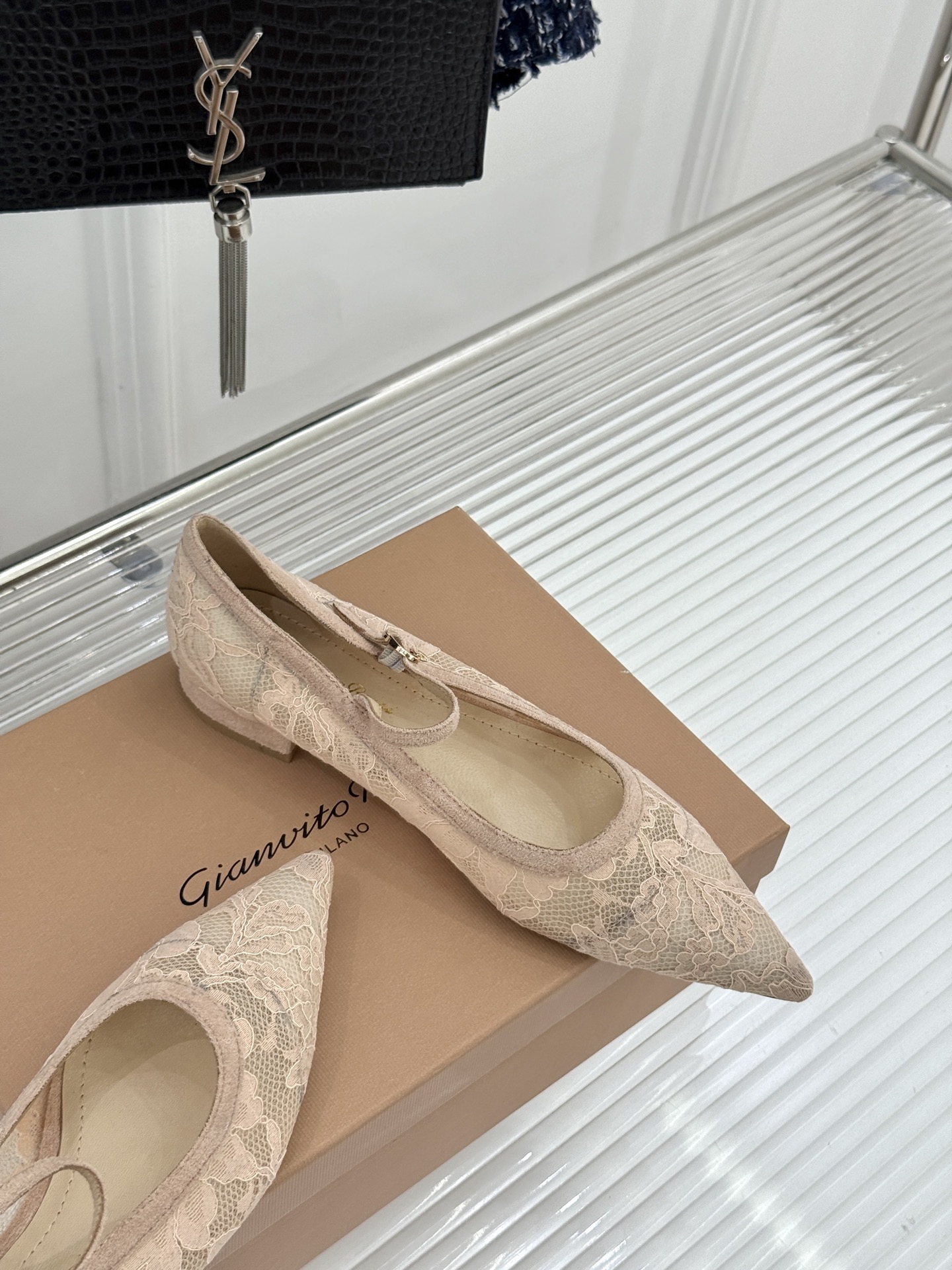 Gianvito Rossi26WF新品蕾丝尖头单鞋将浪漫蕾丝与利落尖头相融打造兼具优雅与气场的经典单鞋