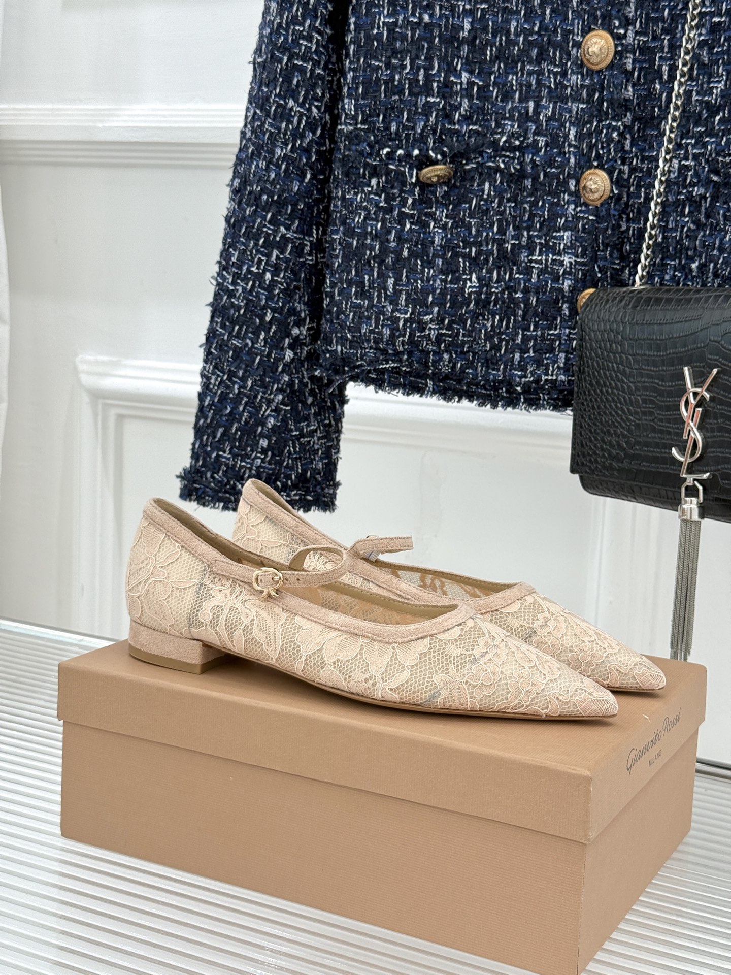 Gianvito Rossi26WF新品蕾丝尖头单鞋将浪漫蕾丝与利落尖头相融打造兼具优雅与气场的经典单鞋