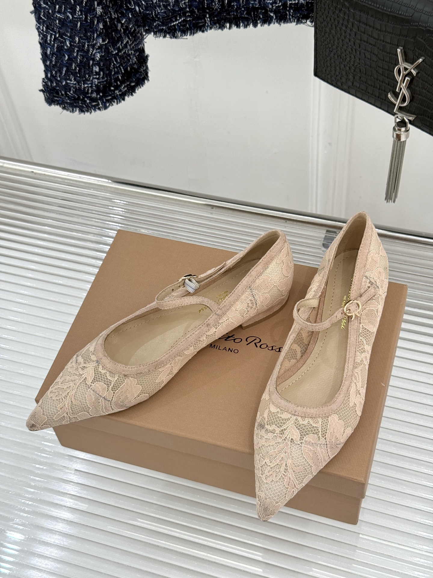 Gianvito Rossi26WF新品蕾丝尖头单鞋将浪漫蕾丝与利落尖头相融打造兼具优雅与气场的经典单鞋