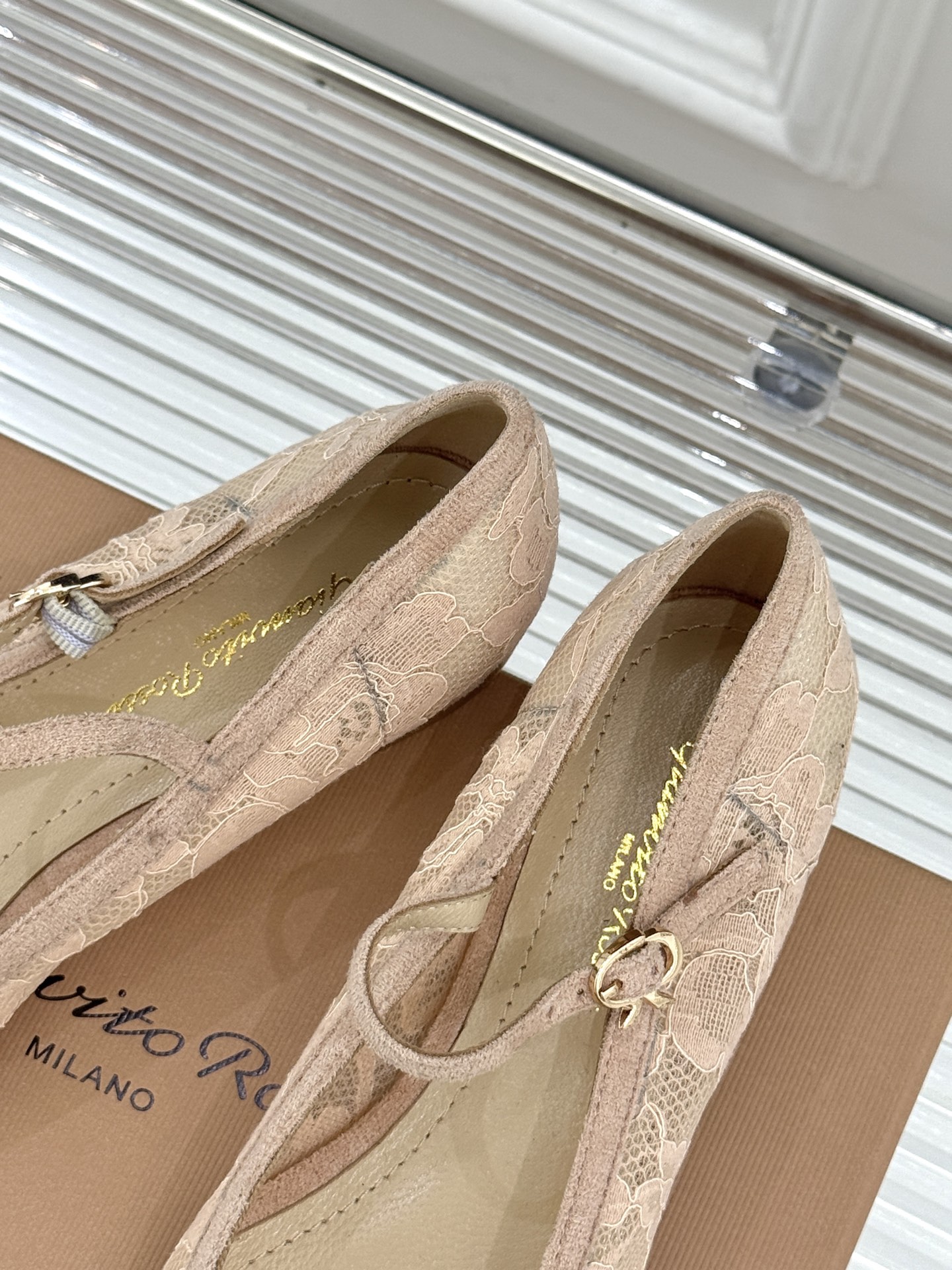 Gianvito Rossi26WF新品蕾丝尖头单鞋将浪漫蕾丝与利落尖头相融打造兼具优雅与气场的经典单鞋