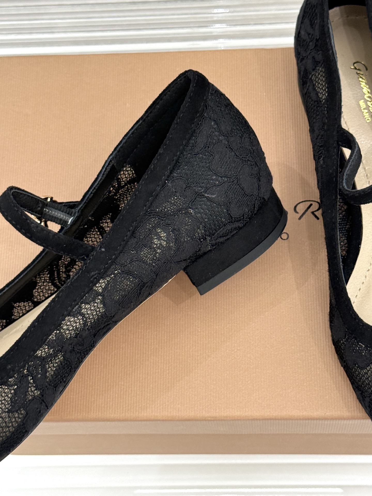 Gianvito Rossi26WF新品蕾丝尖头单鞋将浪漫蕾丝与利落尖头相融打造兼具优雅与气场的经典单鞋